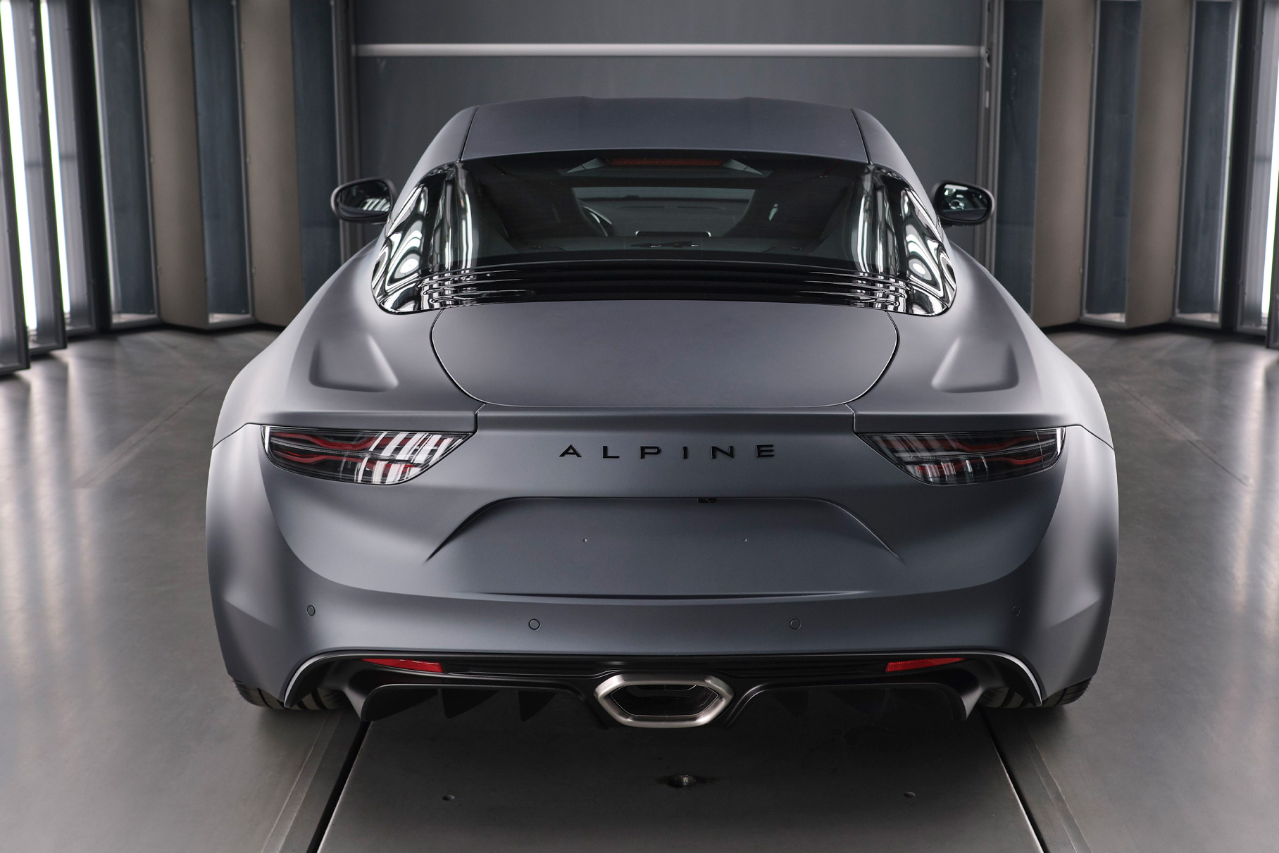 Alpine A110: наследник французcкой легенды бросает вызов Porsche