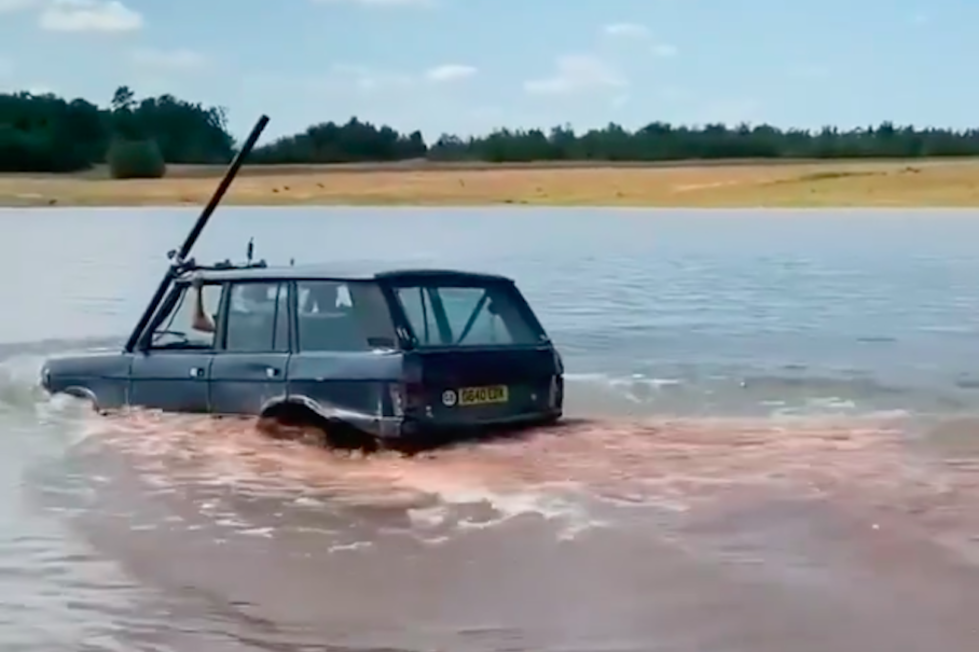 Видео: Range Rover под водой пересекает глубокое озеро, а потом едет дальше  — Motor