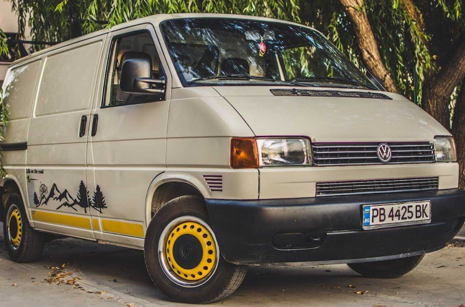 Старый Volkswagen Transporter превратили в «умный» кемпер всего за 300 тысяч рублей
