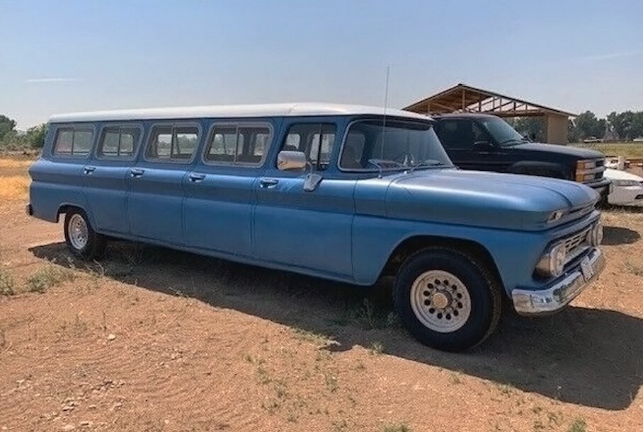 Посмотрите на семидверный туристический автобус на базе Chevrolet Suburban. Его продают за два миллиона рублей