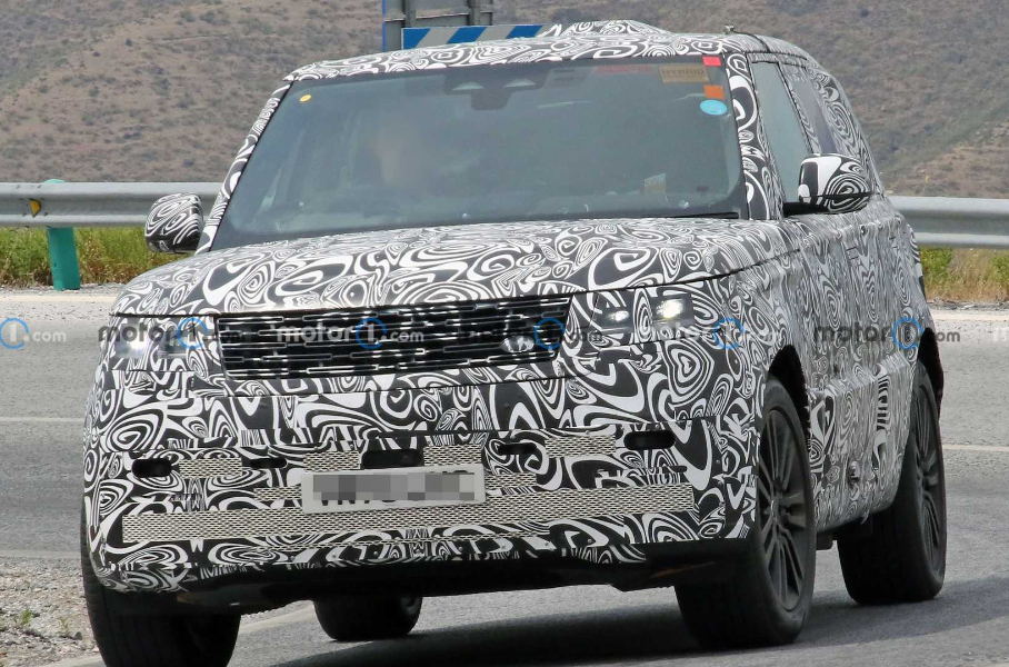 Range Rover нового поколения показали на шпионских фотографиях. И это гибрид