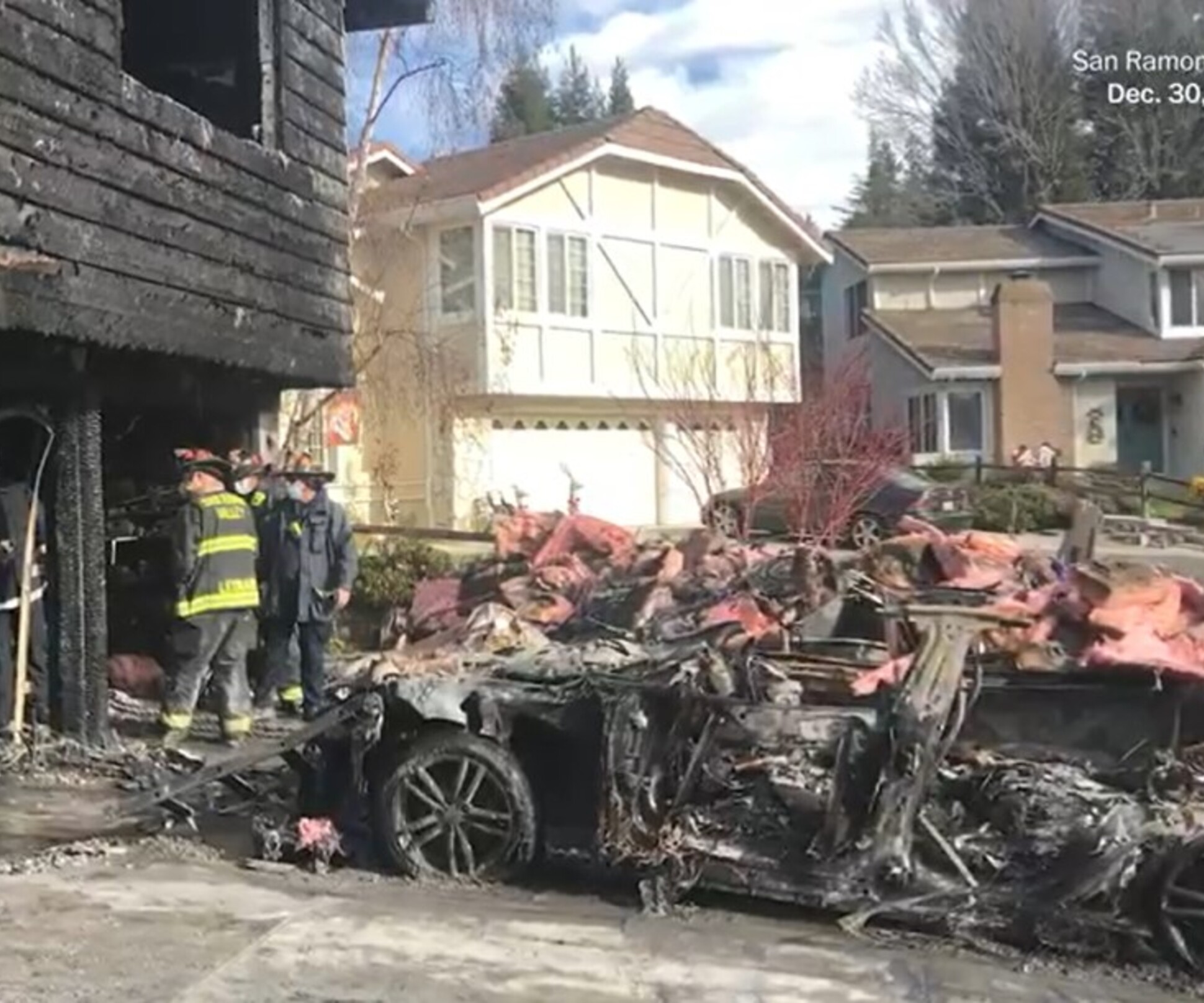 Очередная Tesla загорелась во время зарядки. Огонь уничтожил гараж и еще  одну Tesla — Motor