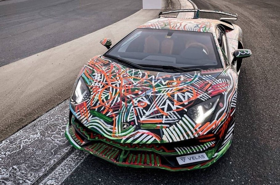 Посмотрите, как Lamborghini Aventador SVJ разрисовывают красками прямо на улице