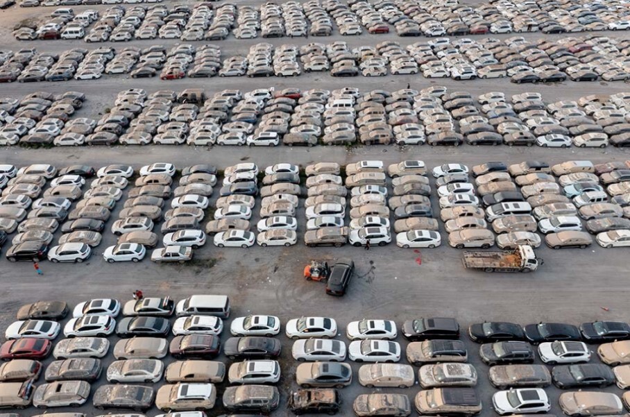 Посмотрите, как тысячи машин сушат на гигантской стоянке в Китае после наводнения