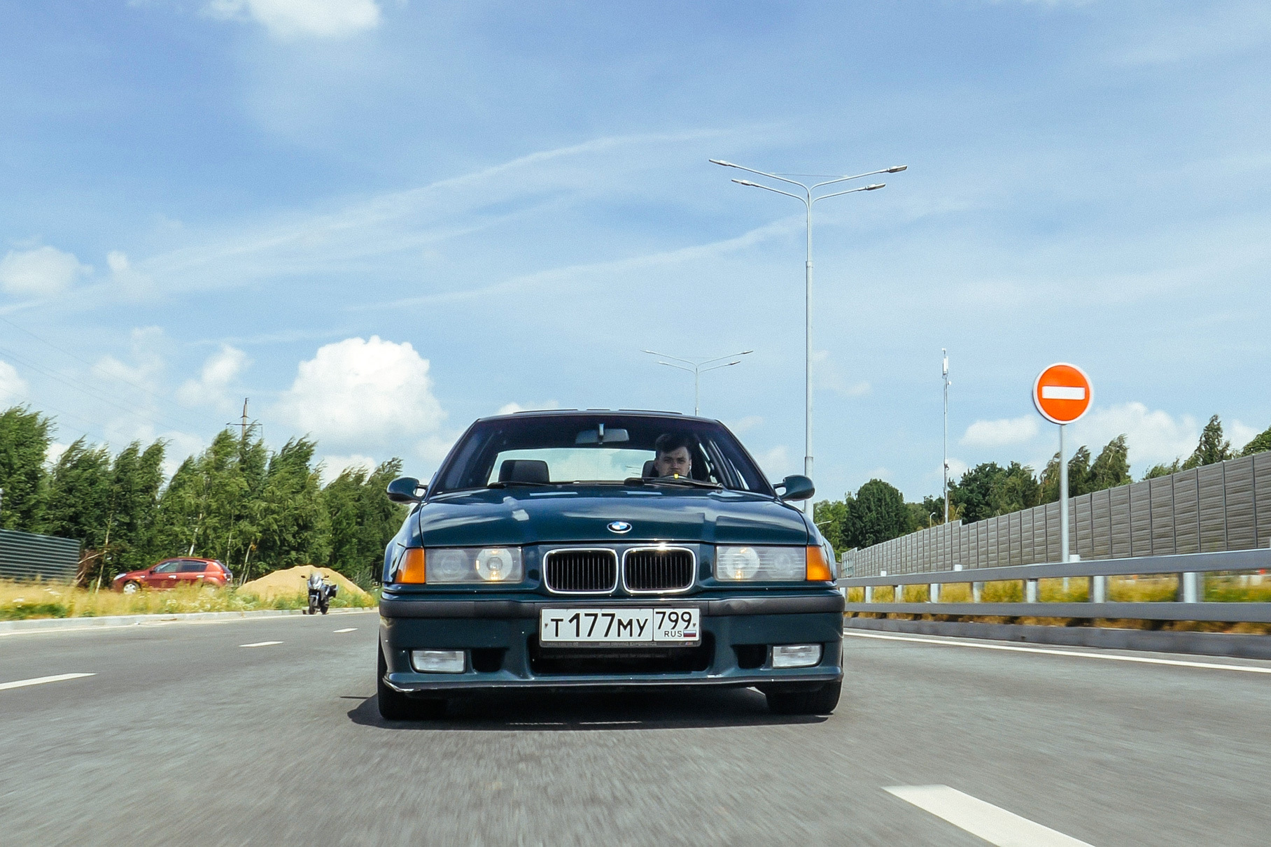 BMW M4 в руках диванного петролхеда