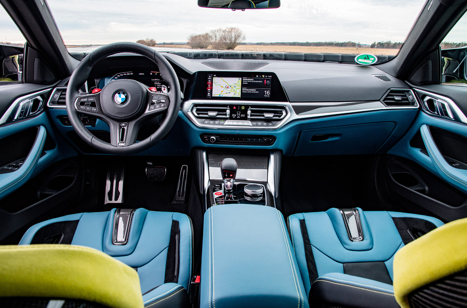 BMW M4 в руках диванного петролхеда