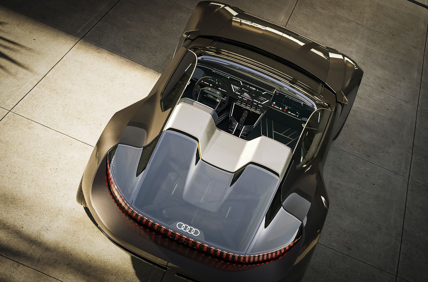 Audi представила раздвижной родстер: он удлиняется на 25 сантиметров