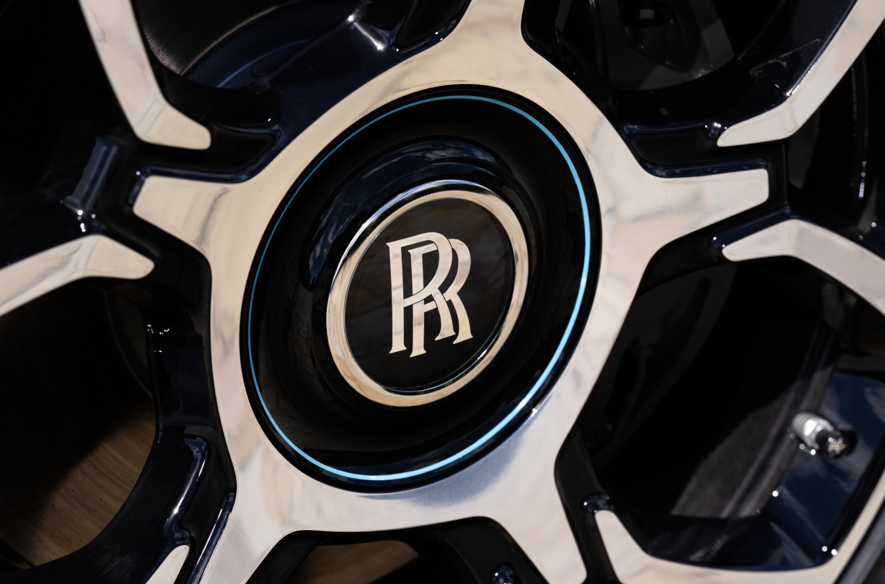 Rolls-Royce показал седан Ghost и внедорожник Cullinan необычных цветов