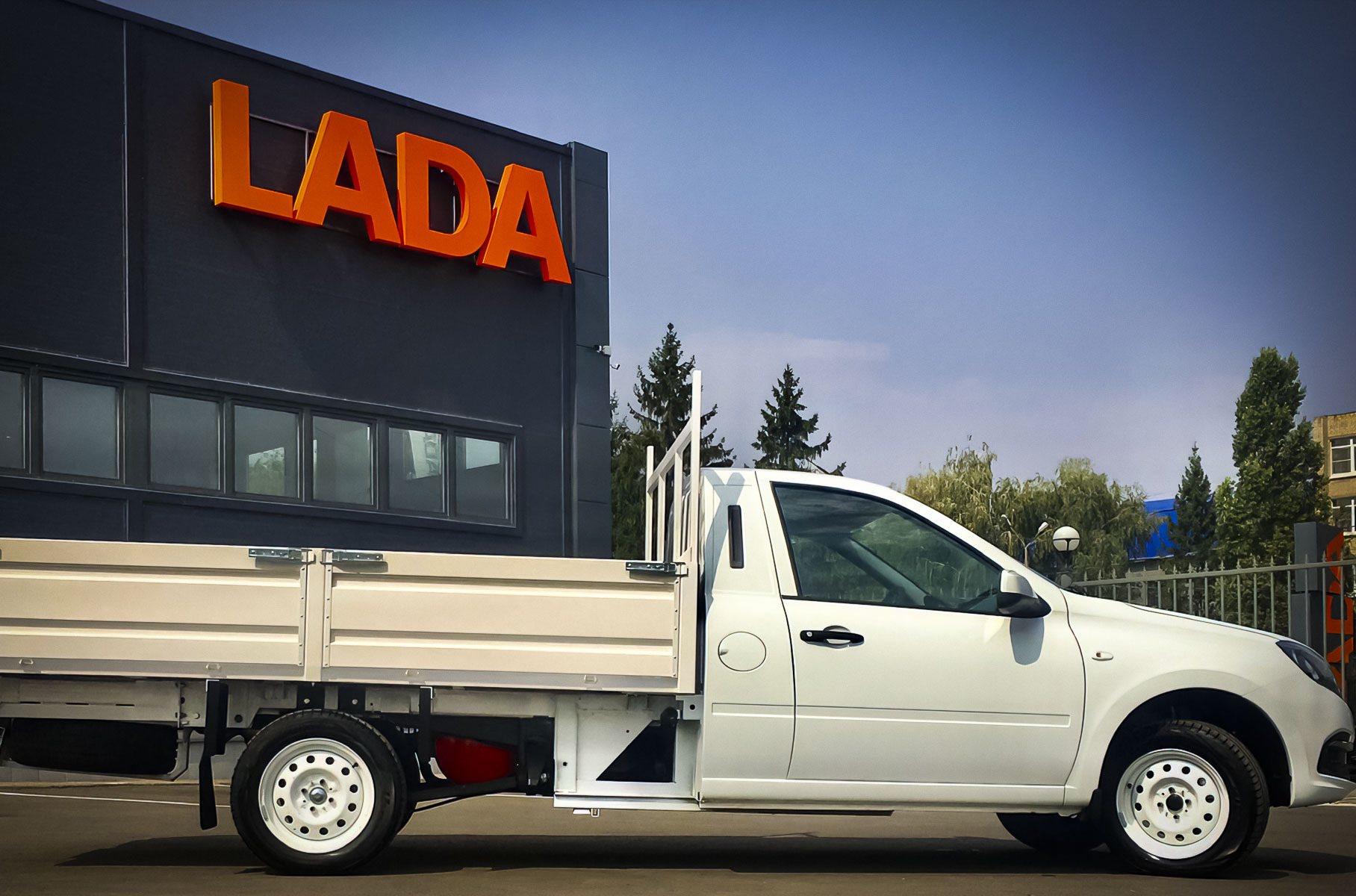 Посмотрите на грузовую Lada Granta. Ее грузоподъёмность — тонна