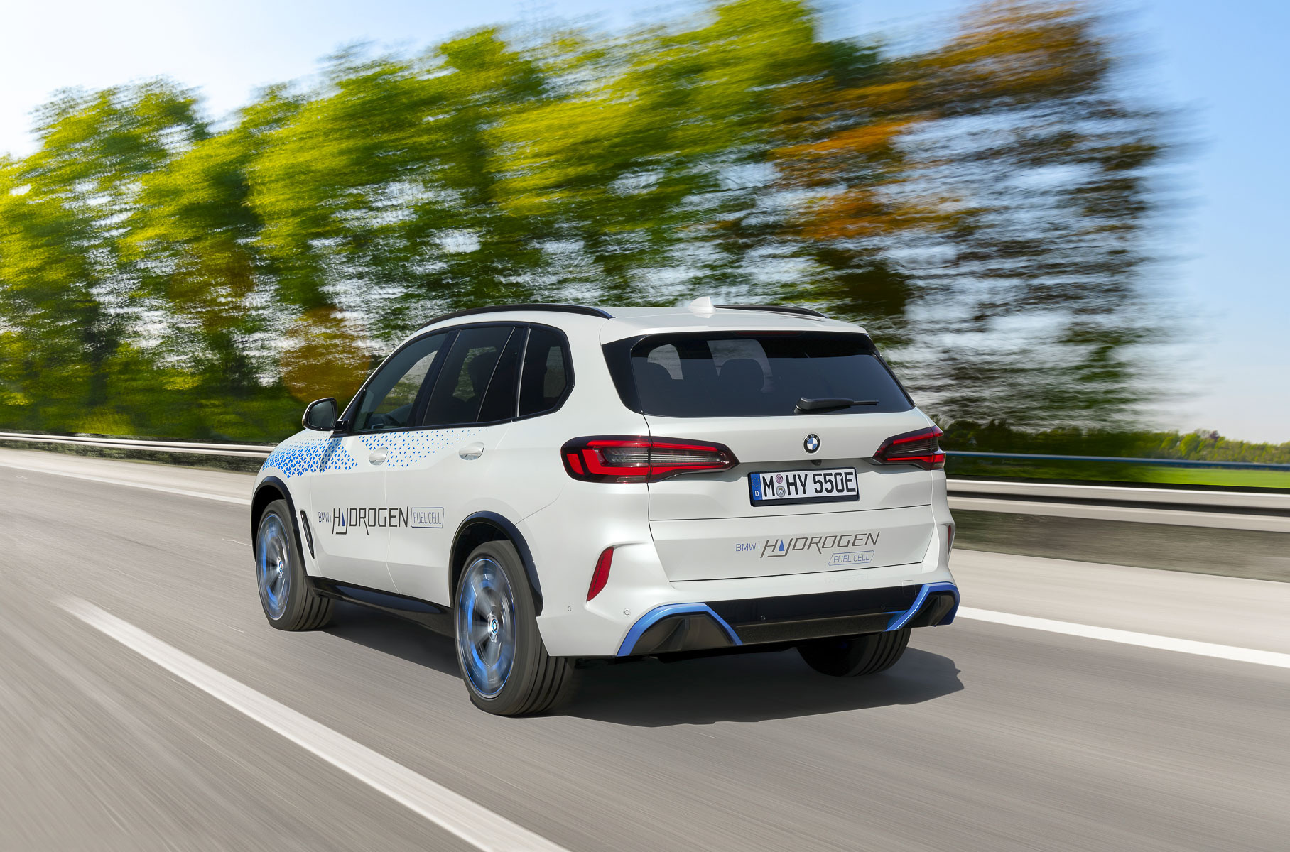 BMW объявила дату дебюта своего первого водородного автомобиля