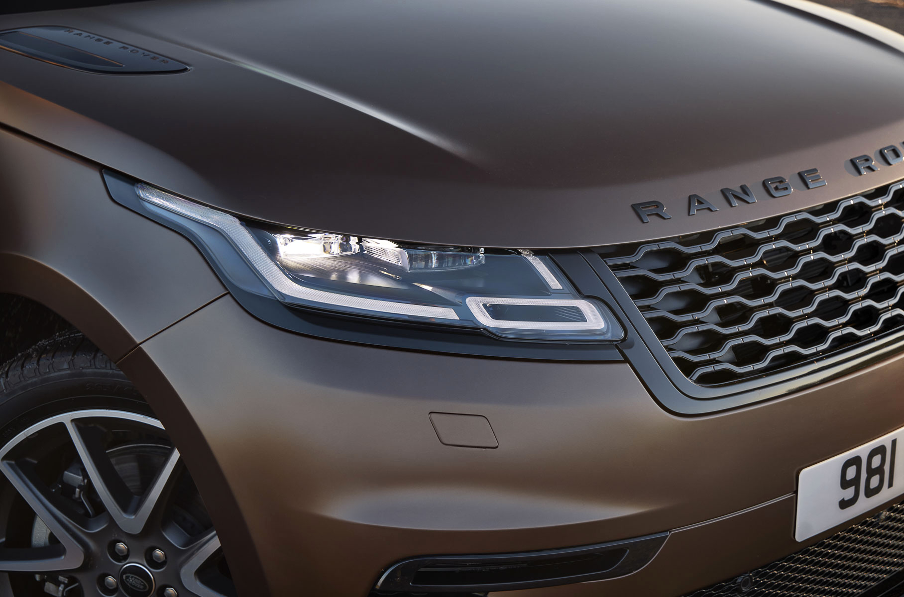 Range Rover Velar получил легкое обновление и «золотую» спецверсию