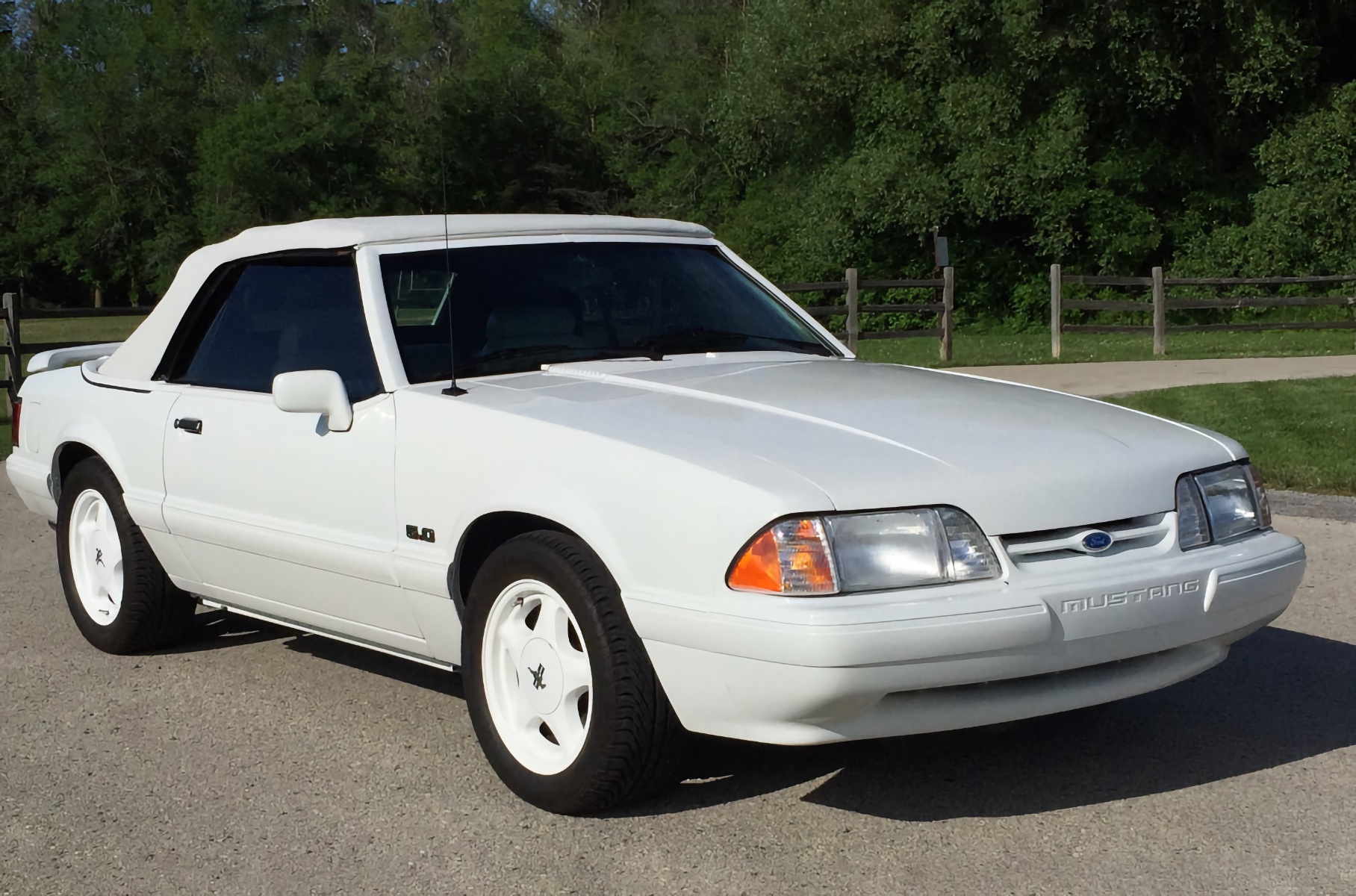 У Ford Mustang появилась «очень белая» версия
