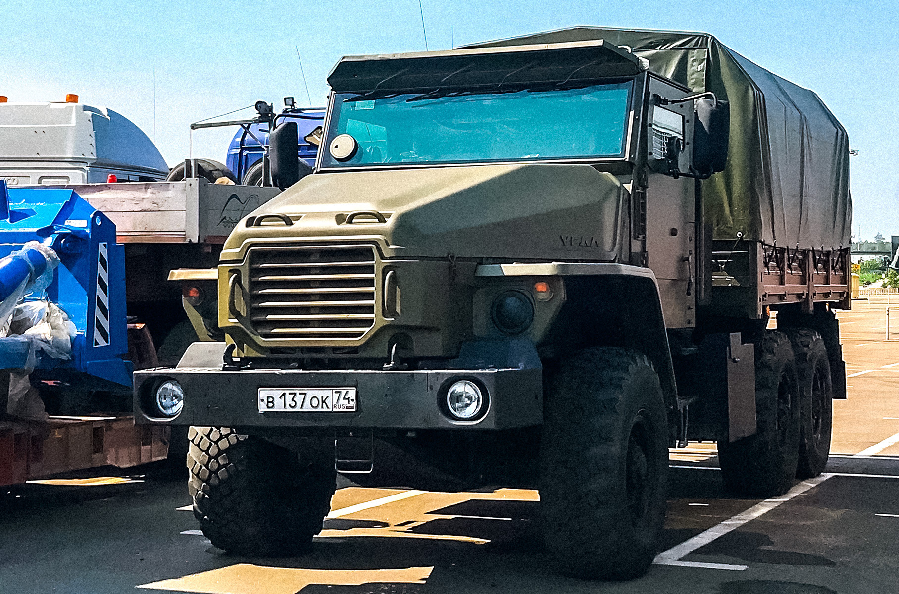 Посмотрите на очень брутальный военный грузовик «Урал»