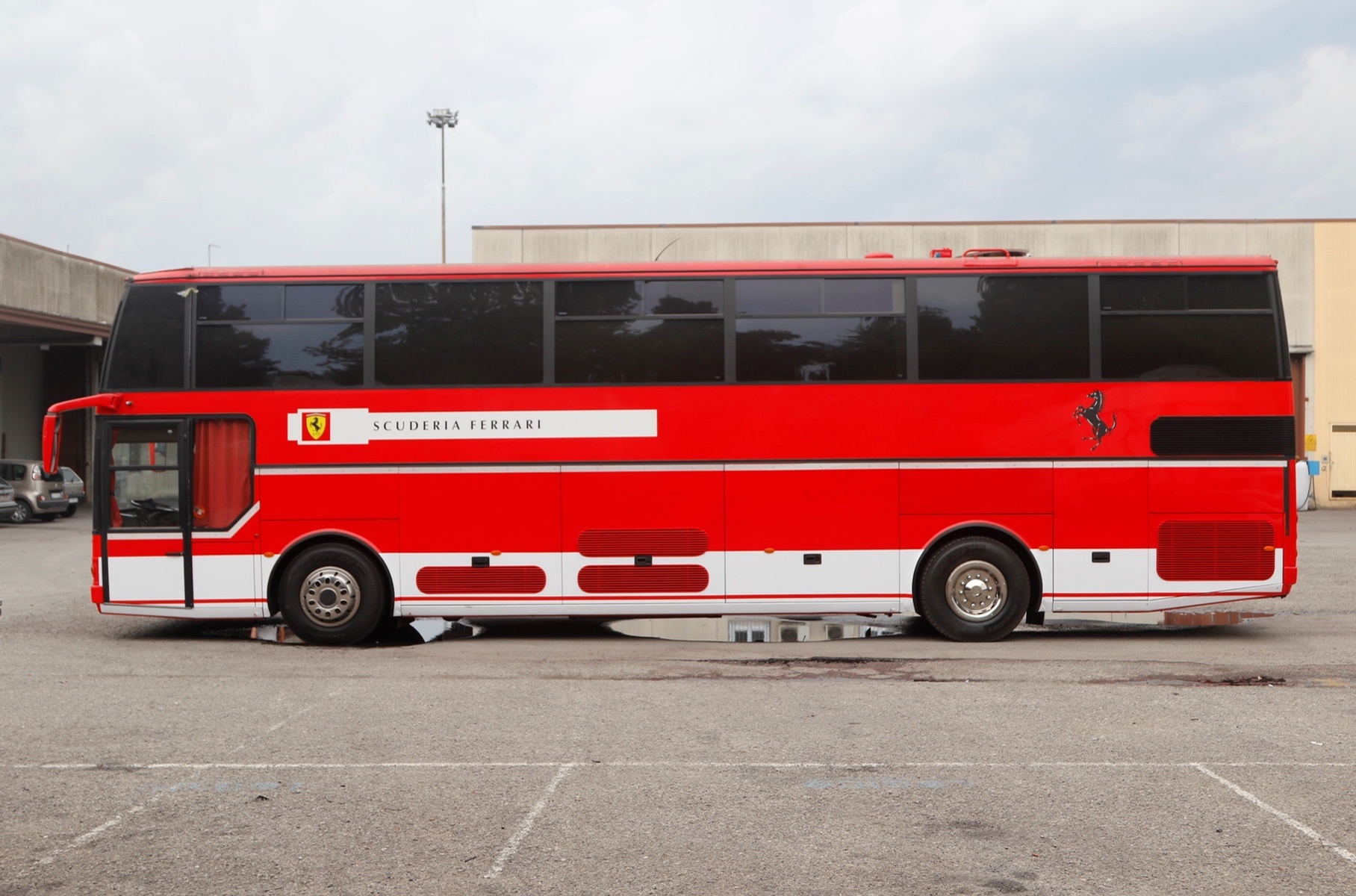 Автобус команды Scuderia Ferrari продадут с аукциона