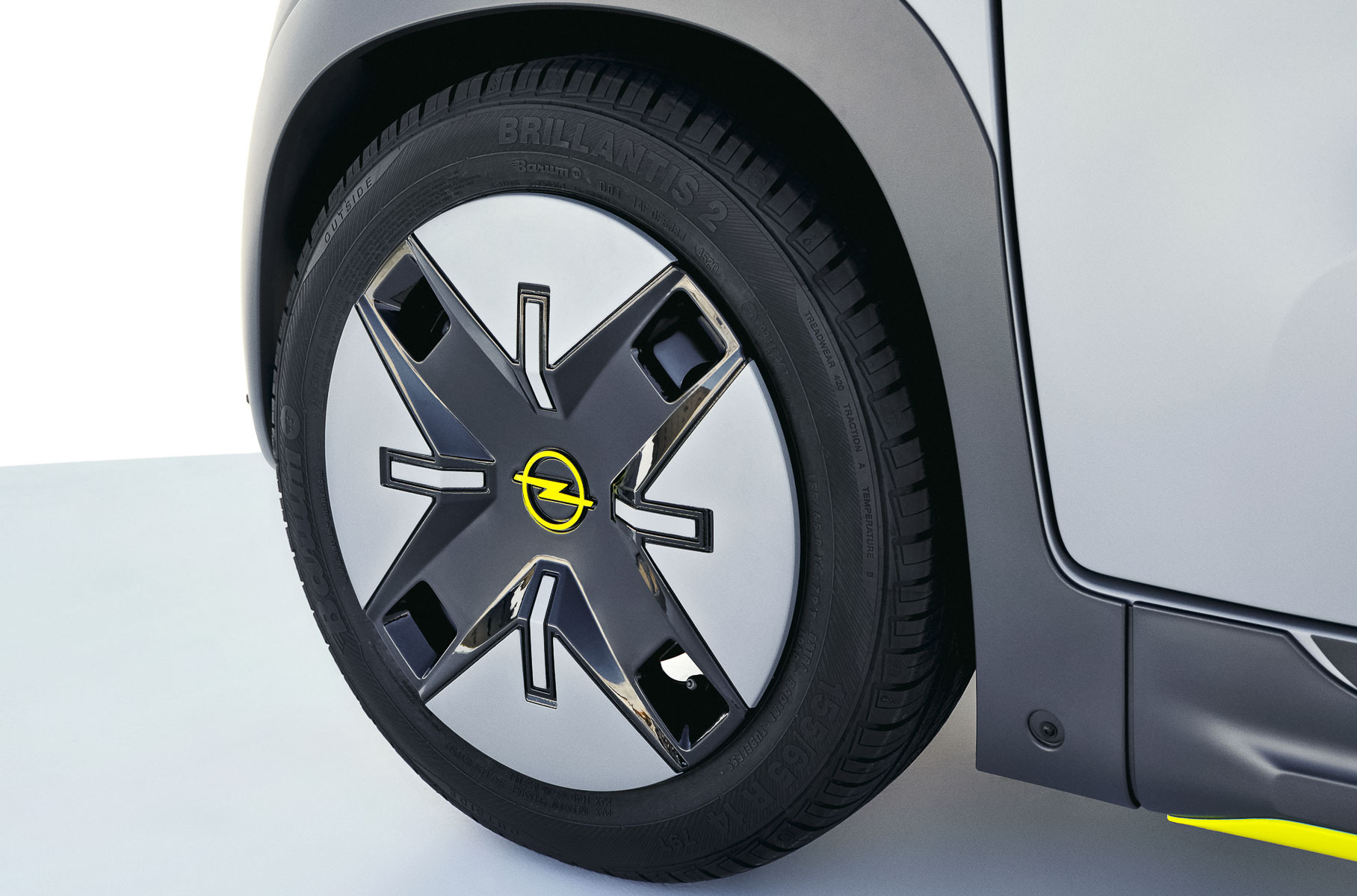Opel представил электрокар, за руль которого пустят с 15 лет. Но не везде