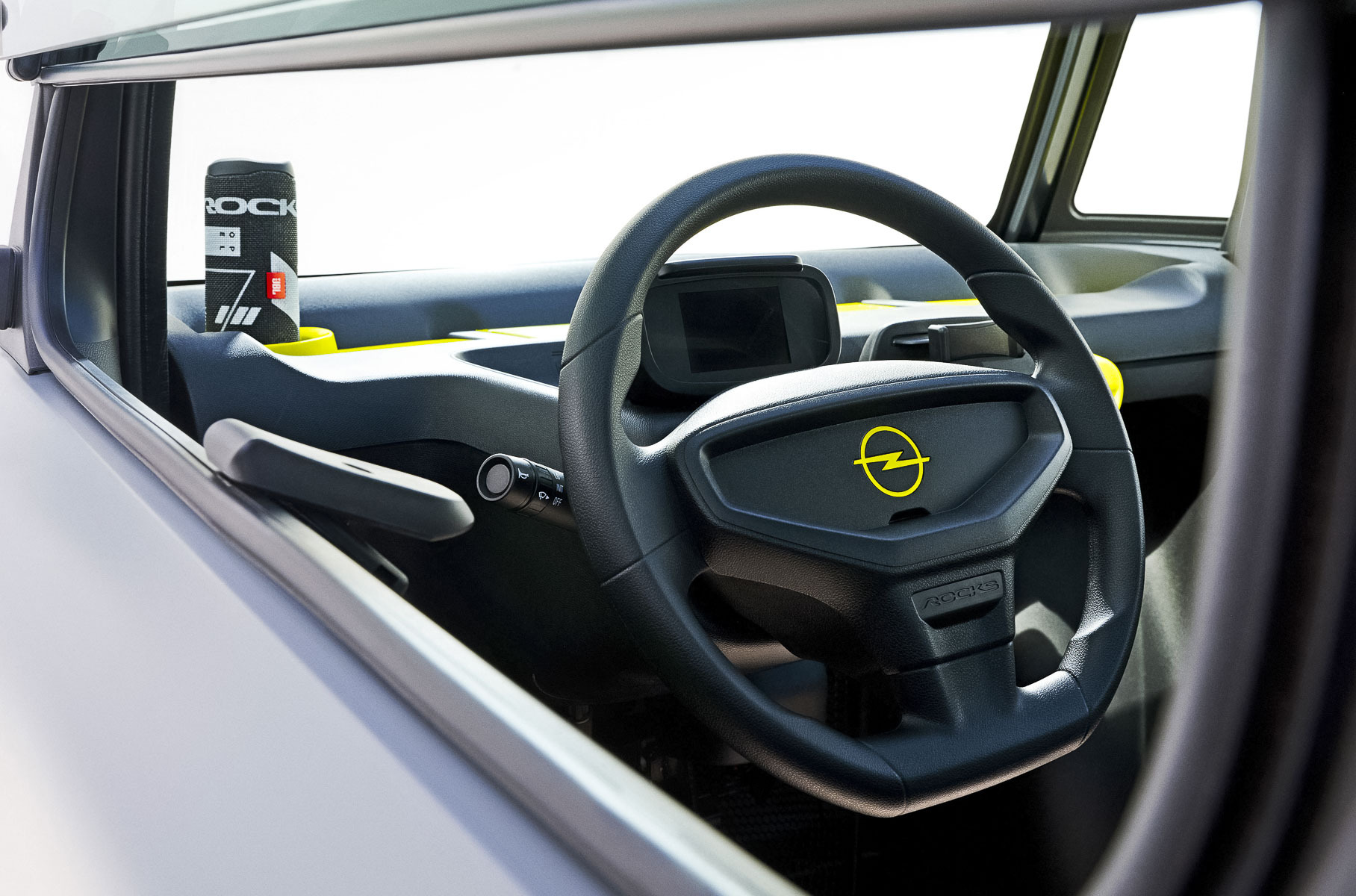 Opel представил электрокар, за руль которого пустят с 15 лет. Но не везде