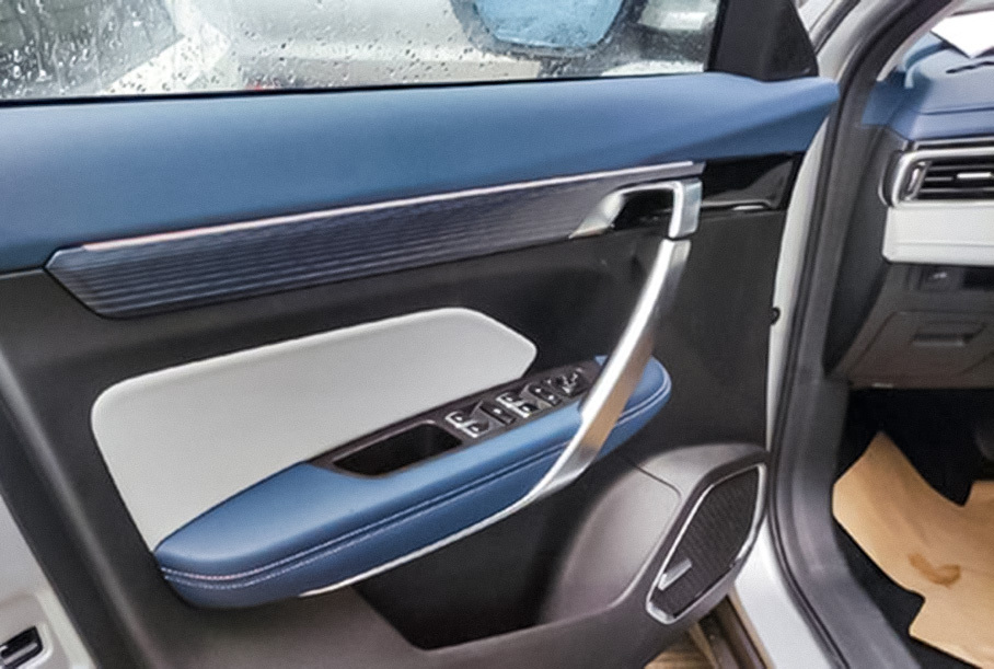 Geely Atlas Pro с решеткой радиатора в стиле Lexus сфотографировали на дороге