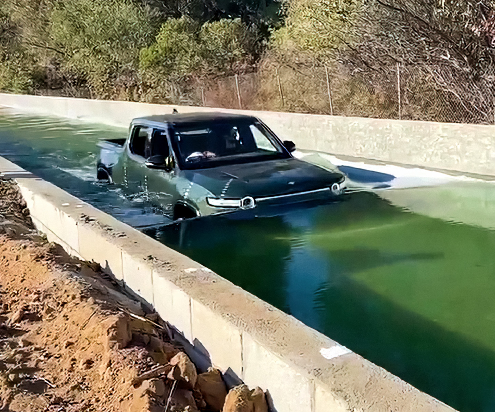 Видео: электрический пикап Rivian погрузили в воду по капот. И он едет —  Motor