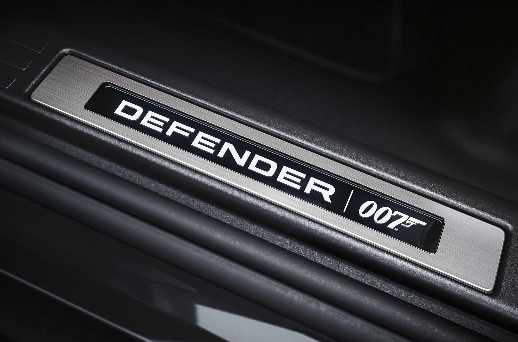 Land Rover посвятил новую спецверсию Defender фильму о Джеймсе Бонде