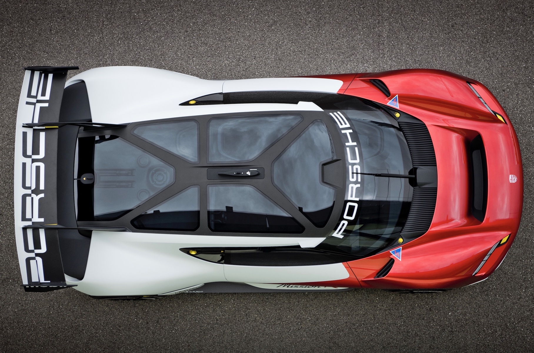 Porsche показала 1100-сильное купе Mission R