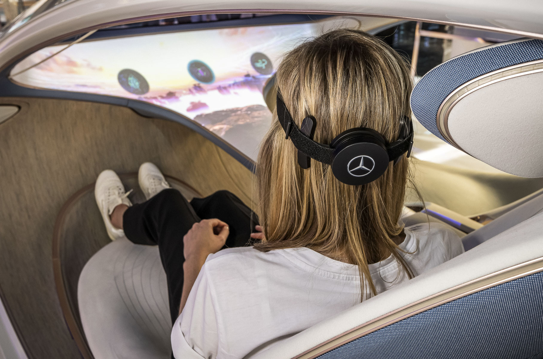 Электрокар Mercedes-Benz Vision AVTR научился читать мысли