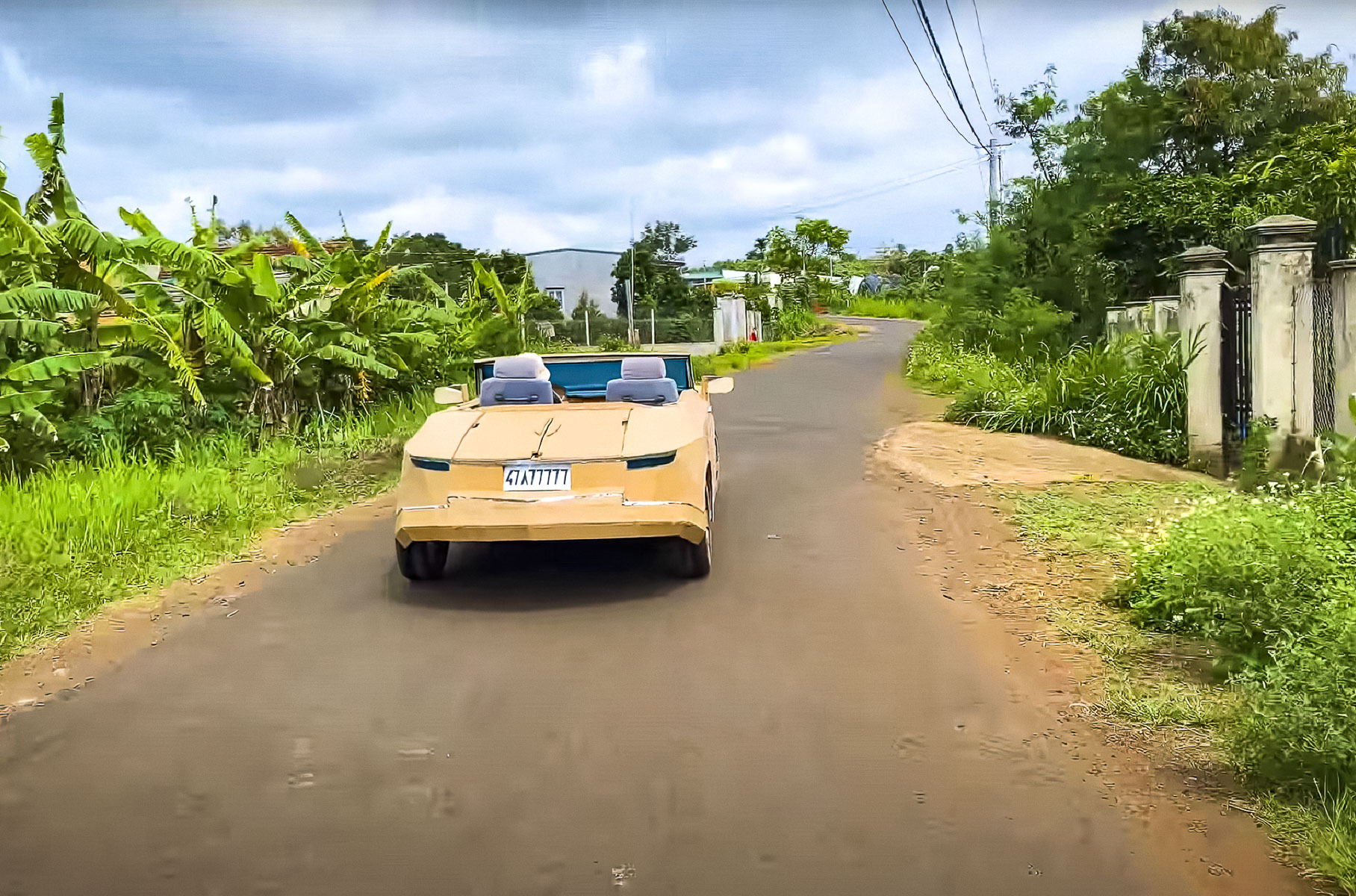 Видео: самый дорогой в мире автомобиль воссоздали из картона. Получилось плохо, зато он на ходу