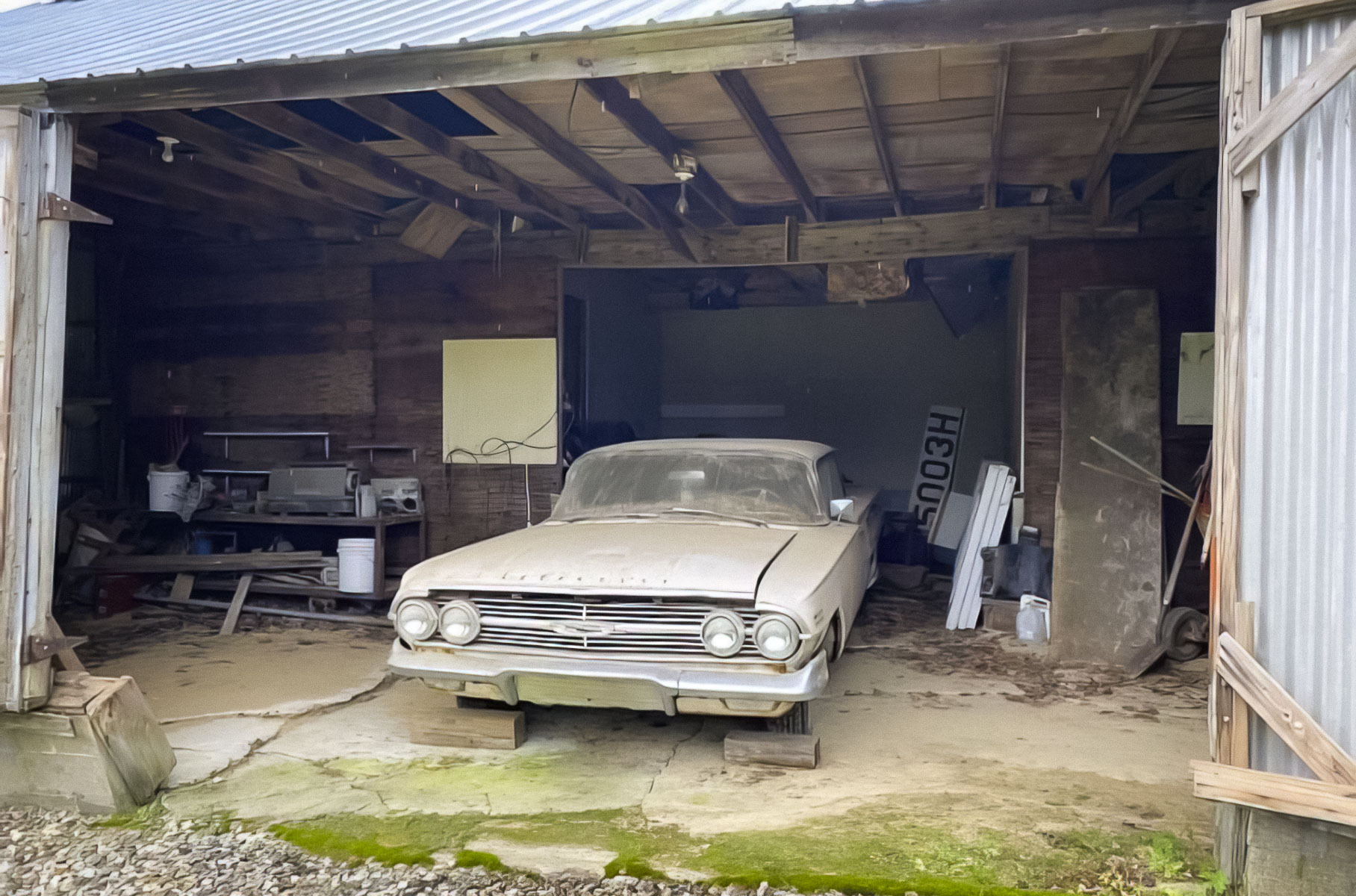 Посмотрите на 61-летний Chevrolet Impala, который на 17 лет забыли в гараже