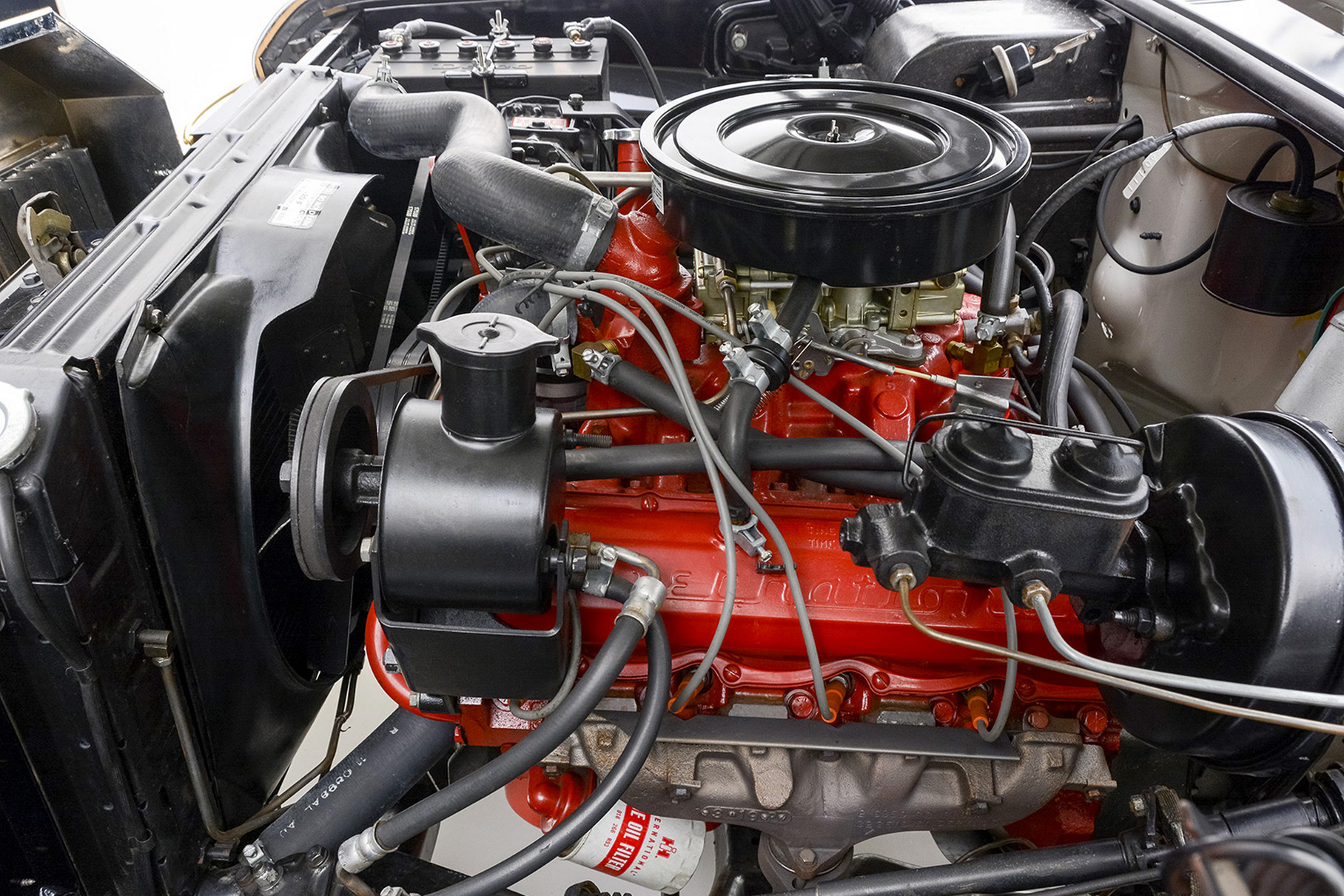 Под капотом — карбюраторный V8 International Harvester семейства Comanche в самом объёмном варианте на 6,4 литра