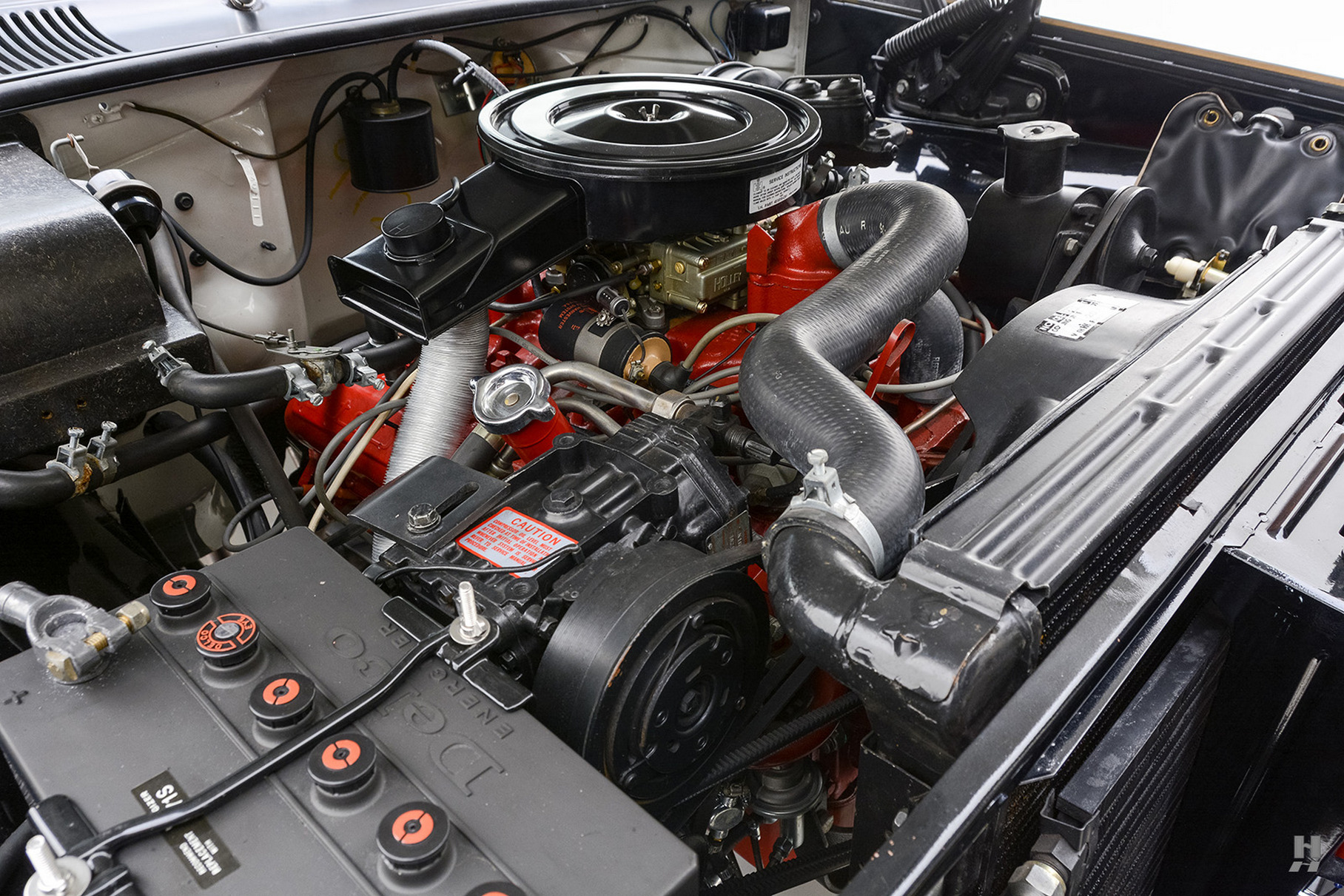 Под капотом — карбюраторный V8 International Harvester семейства Comanche в самом объёмном варианте на 6,4 литра