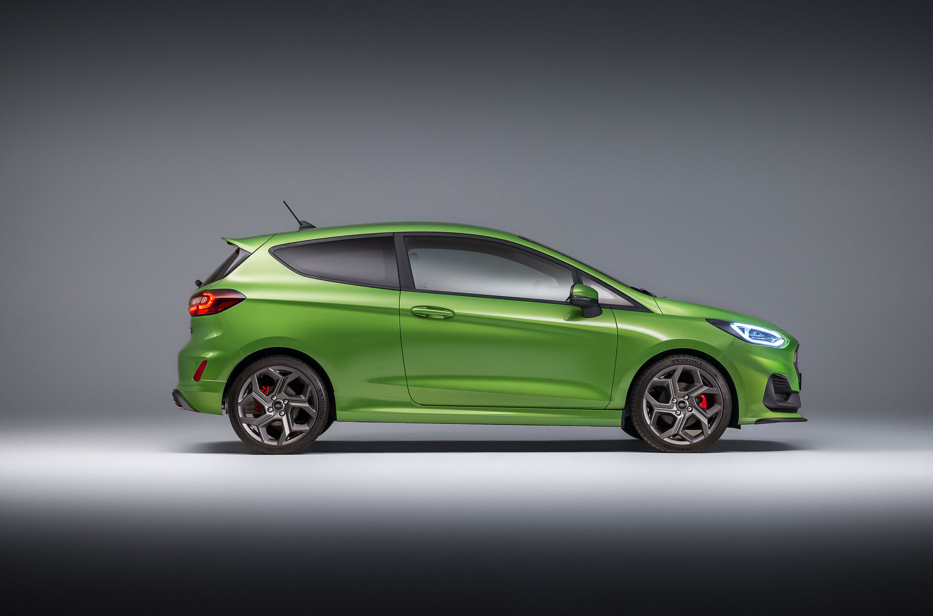 Матричные фары и более тяговитая ST-версия: Ford представил обновленную Fiesta