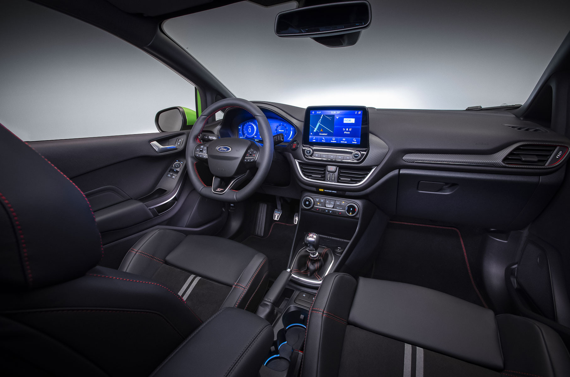 Матричные фары и более тяговитая ST-версия: Ford представил обновленную Fiesta
