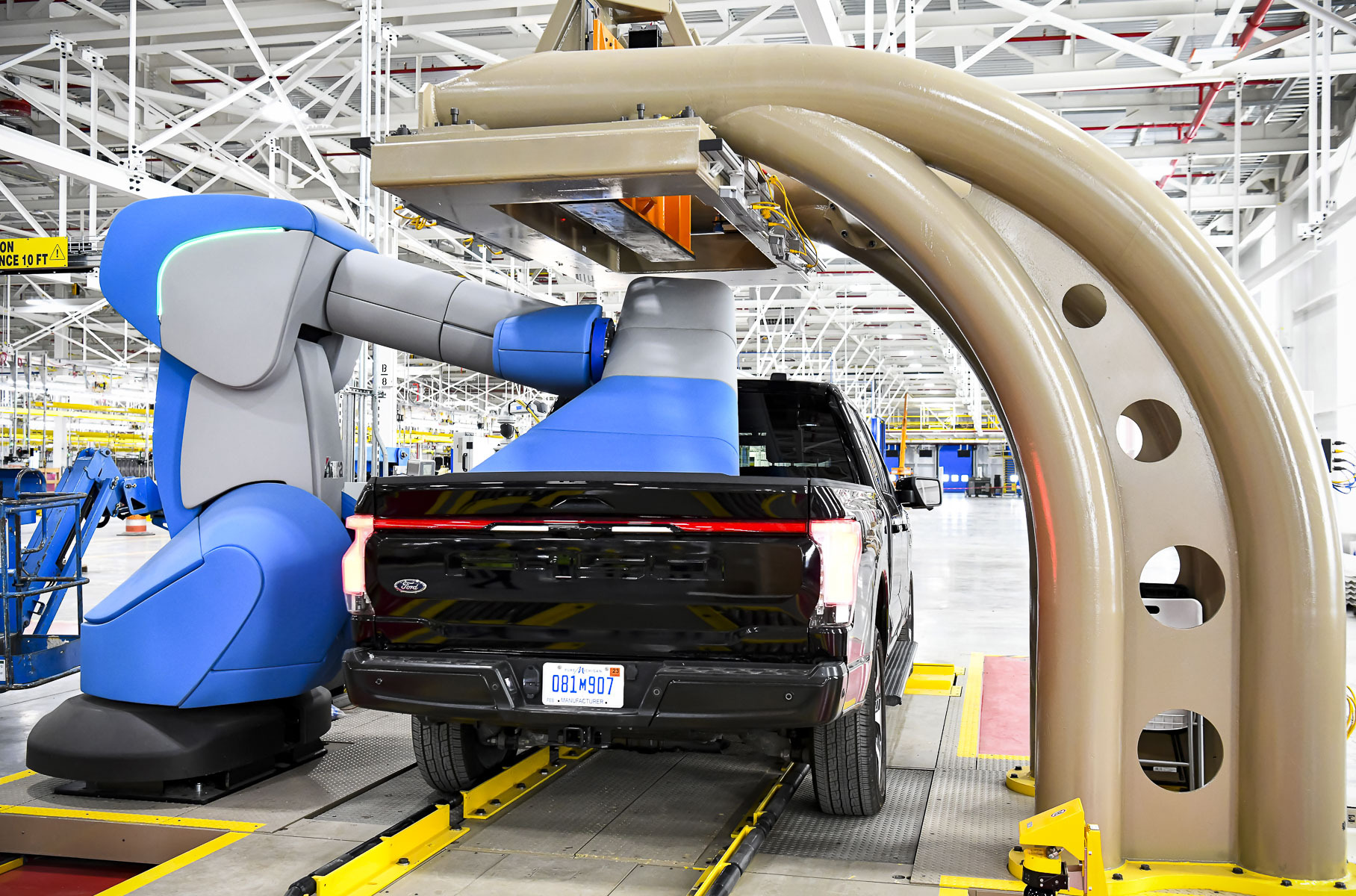 Tesla снова позади: Ford запустил сборку электропикапов F-150 Lightning