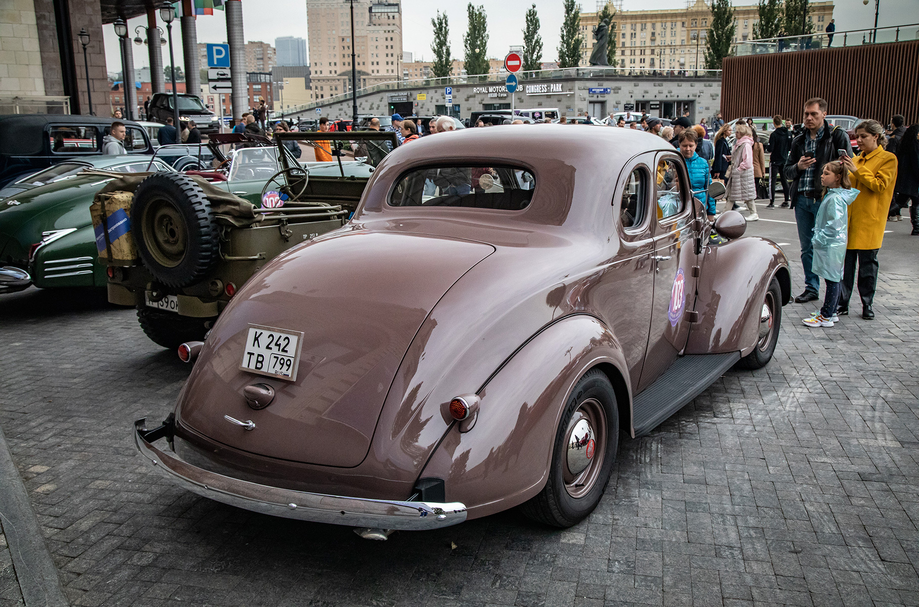Классические автомобили ралли «Ночная Москва»