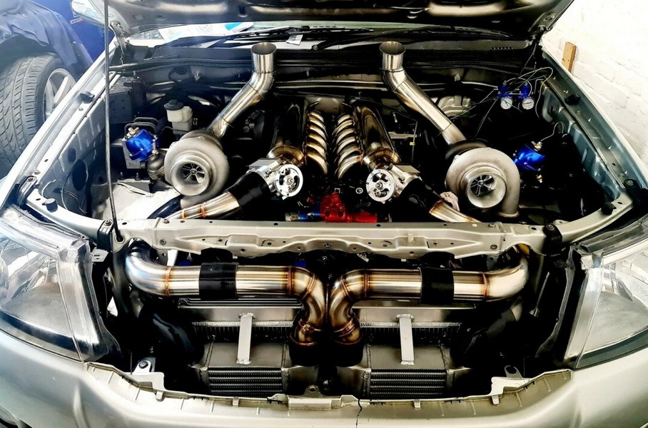 Пикап Toyota Hilux оснастили 5,0-литровым двигателем V12