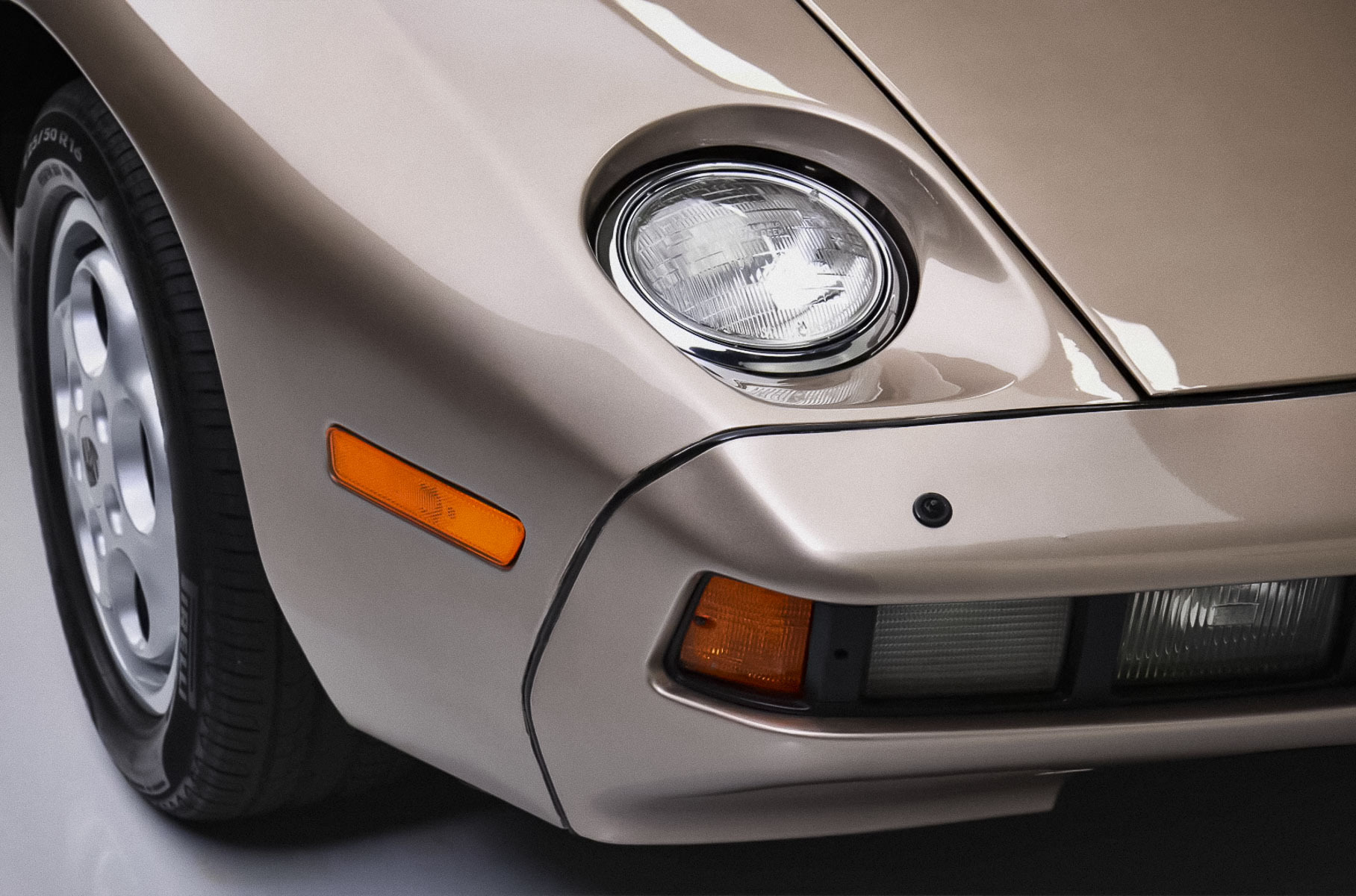 42-летний Porsche 928, которым управлял Том Круз, ушел с молотка за рекордную сумму