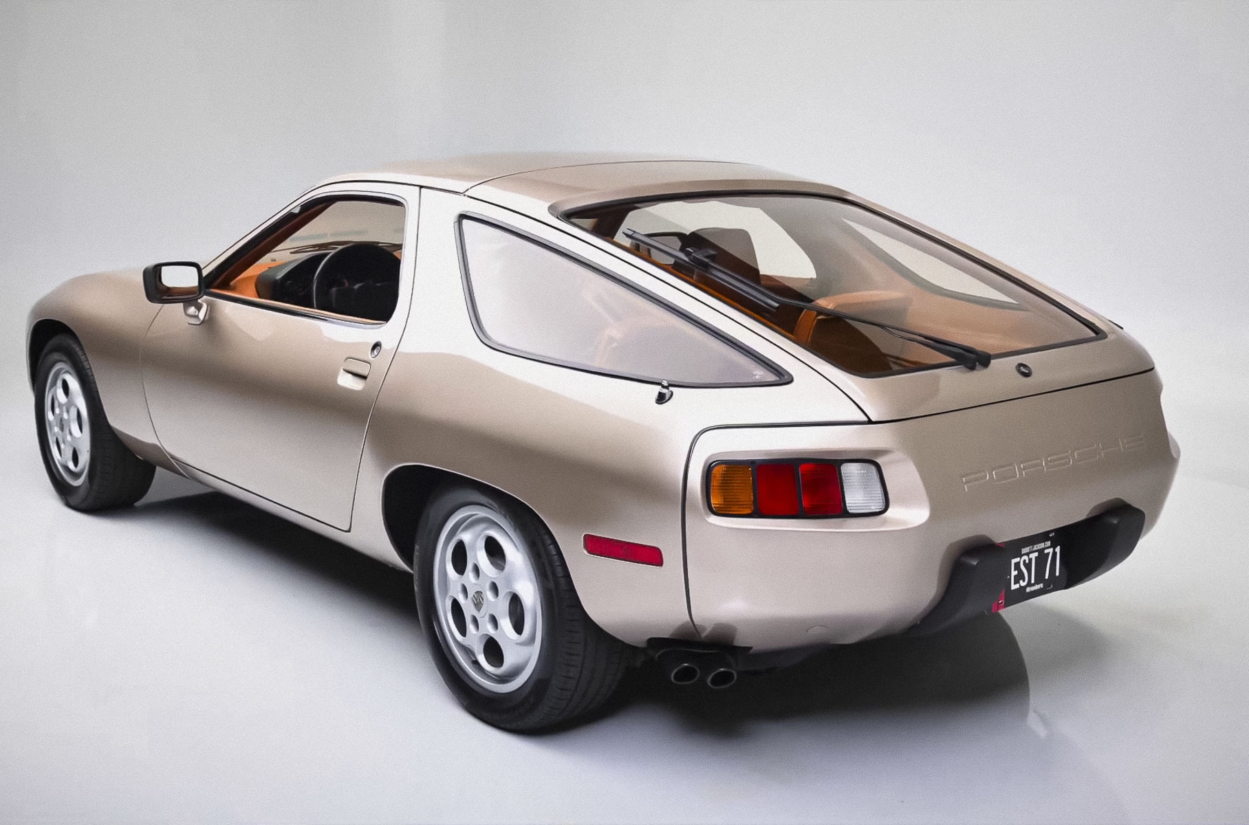 42-летний Porsche 928, которым управлял Том Круз, ушел с молотка за рекордную сумму