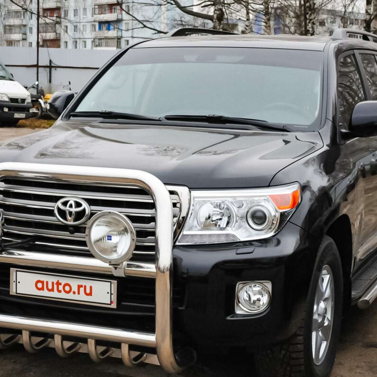 Подержанный Toyota Land Cruiser 200 продают в Москве дороже нового Land  Cruiser 300 — Motor