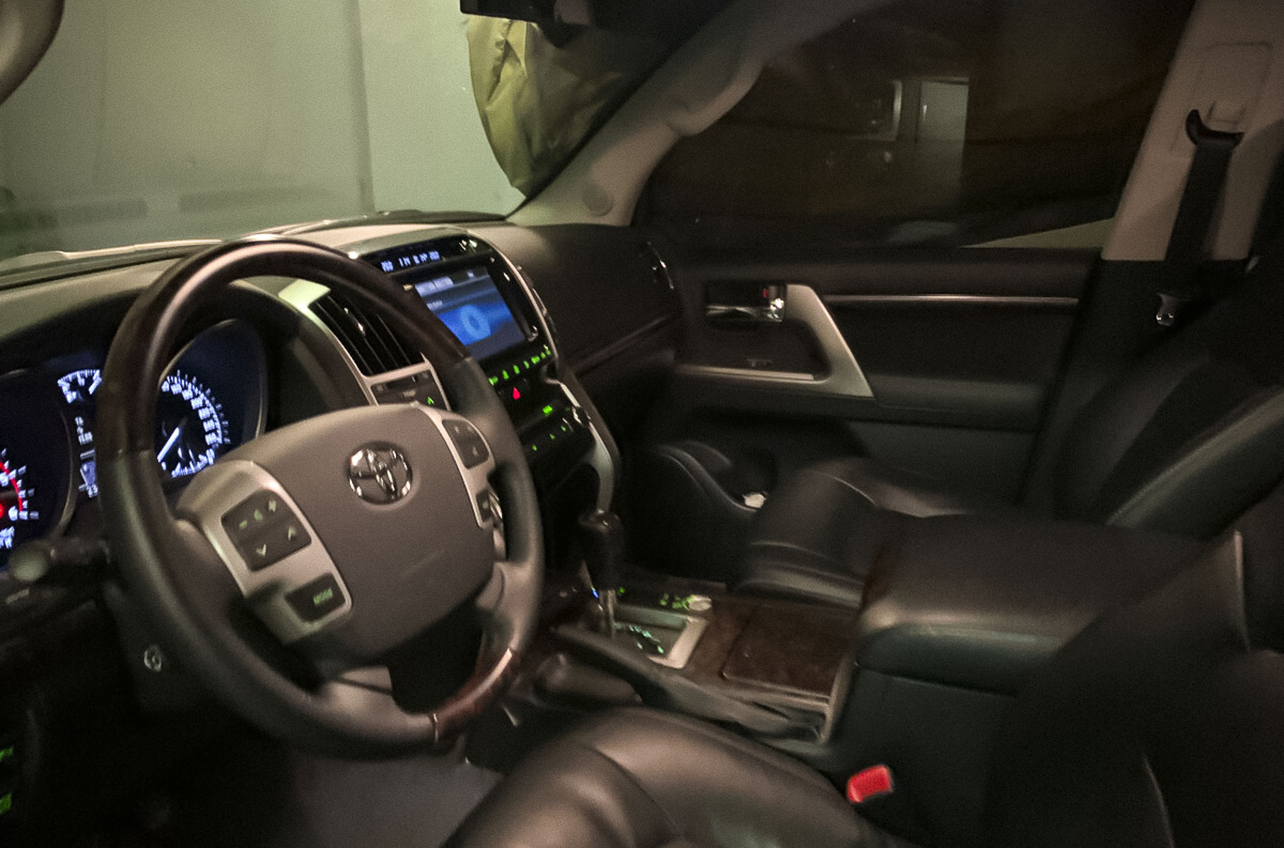 Подержанный Toyota Land Cruiser 200 продают в Москве дороже нового Land Cruiser 300
