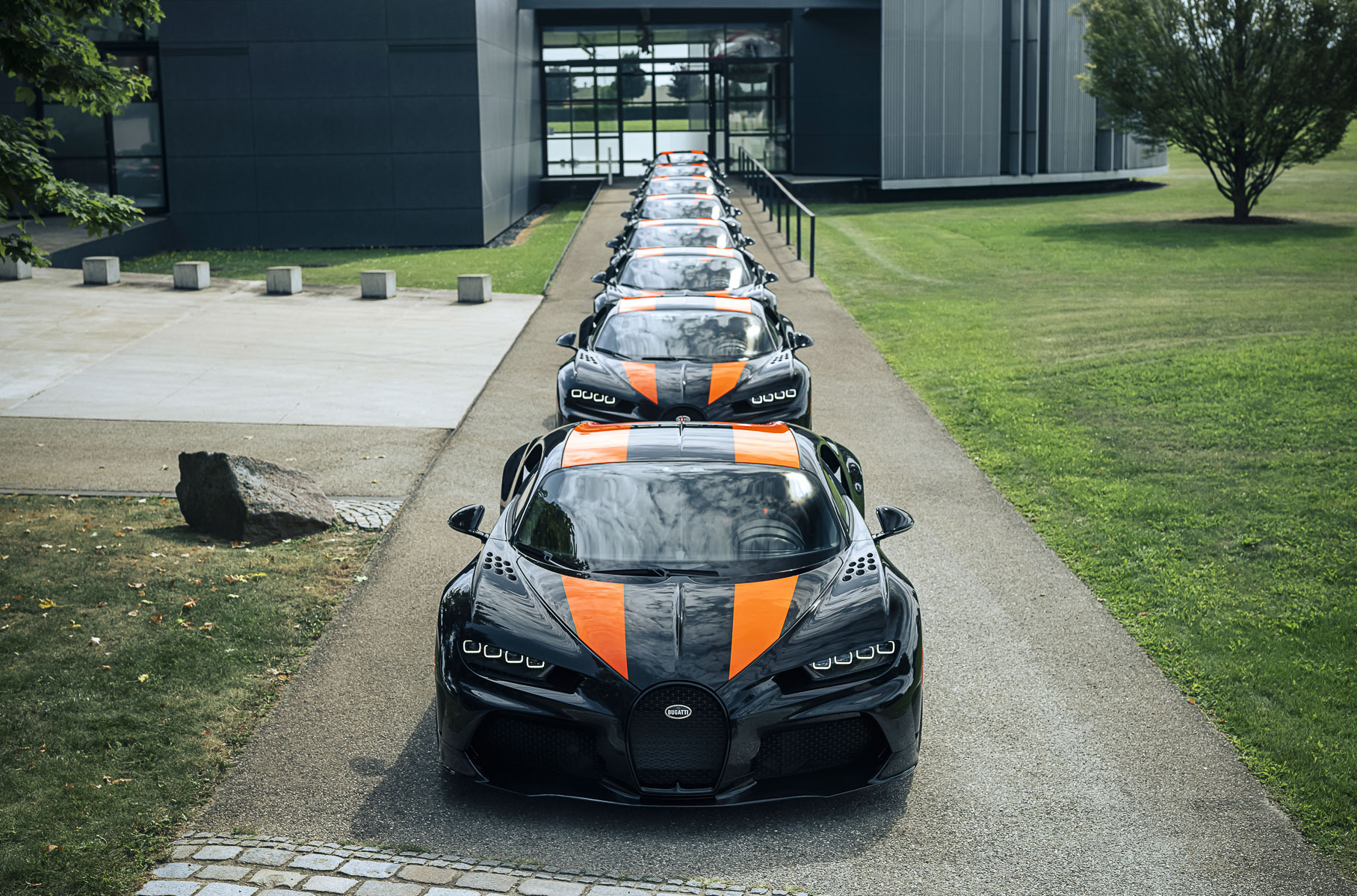 Посмотрите на первые восемь собранных Bugatti Chiron Super Sport 300+