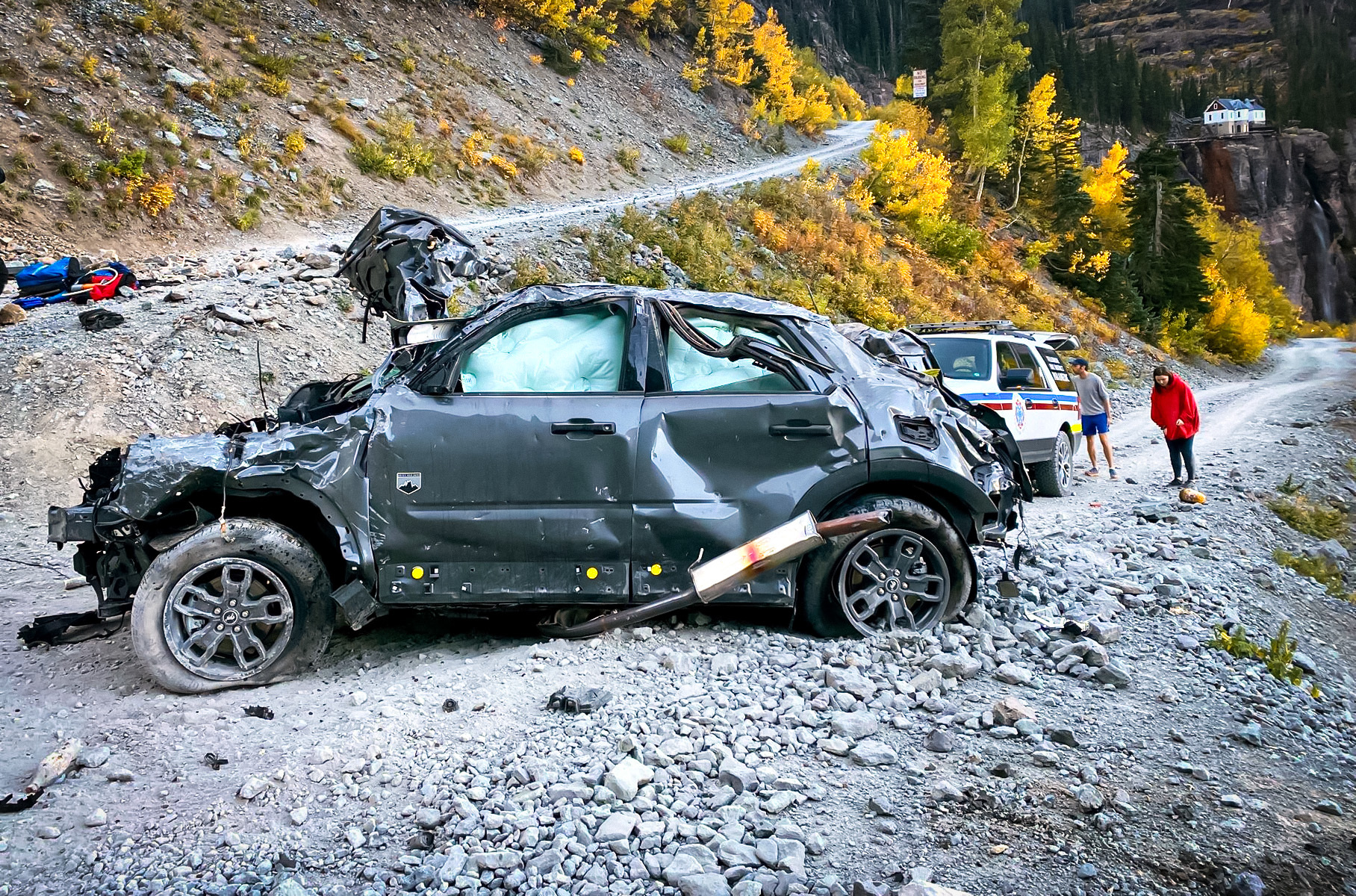 Посмотрите, что стало с Ford Bronco, который сорвался с горы в 120-метровую пропасть