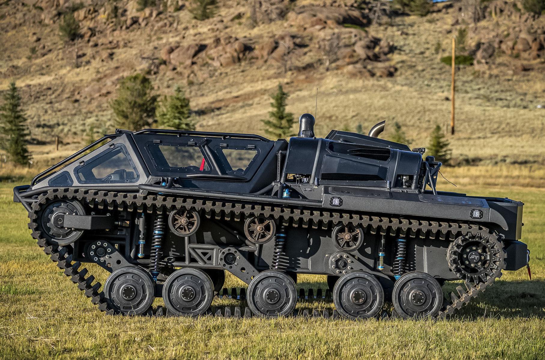 Гусеничный «танк» с 800-сильным мотором пустят с молотка за 30 миллионов рублей