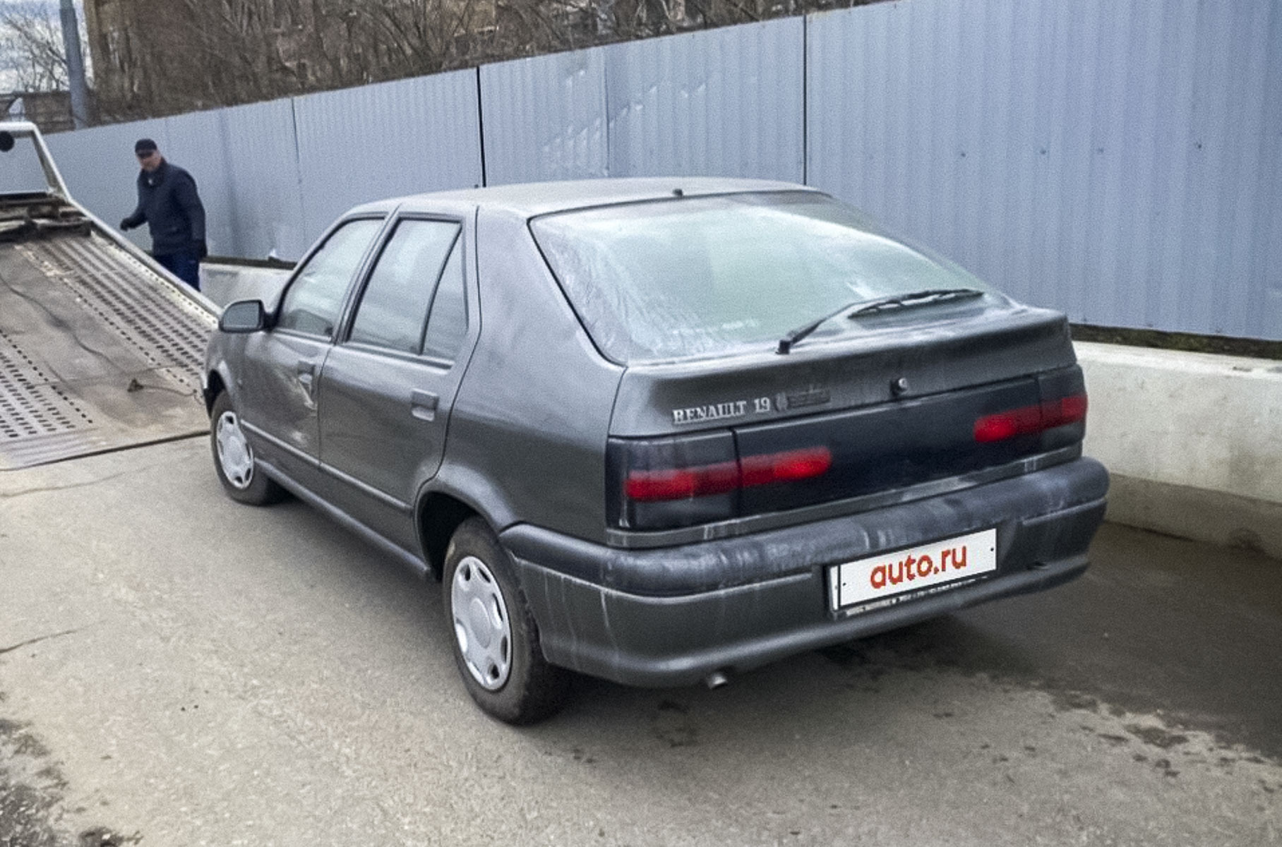 В Москве продают 25-летний Renault без пробега, который на четверть века забыли в гараже