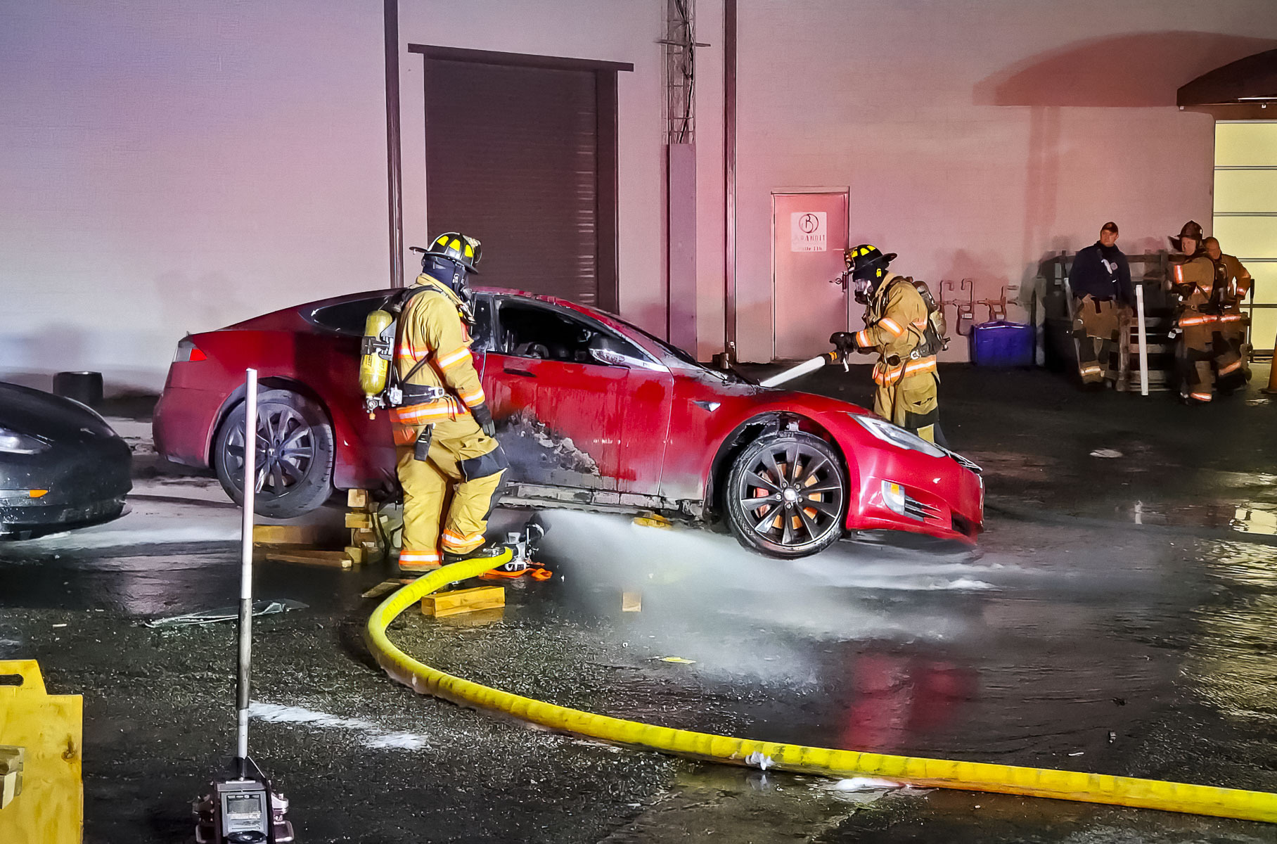 Tesla Model S сгорела в сервисе