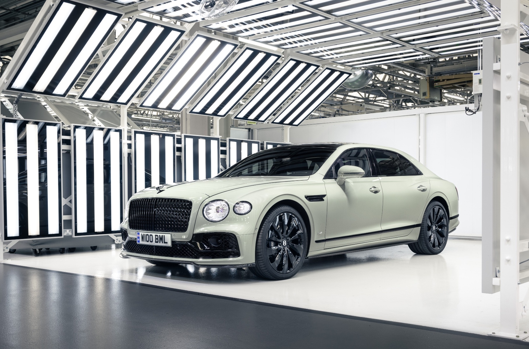 Bentley до сих пор красит машины в цвет родом из 1930-х годов