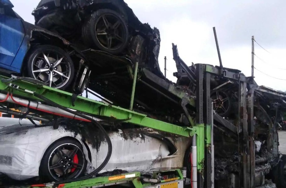 Видео: четыре новеньких Chevrolet Corvette сгорели на автовозе