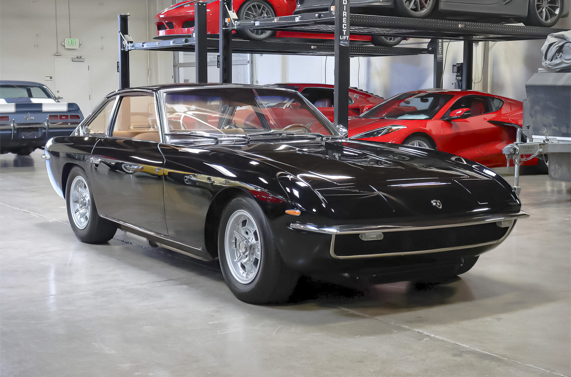 На торги выставили редчайший 54-летний Lamborghini, у которого четыре места в салоне