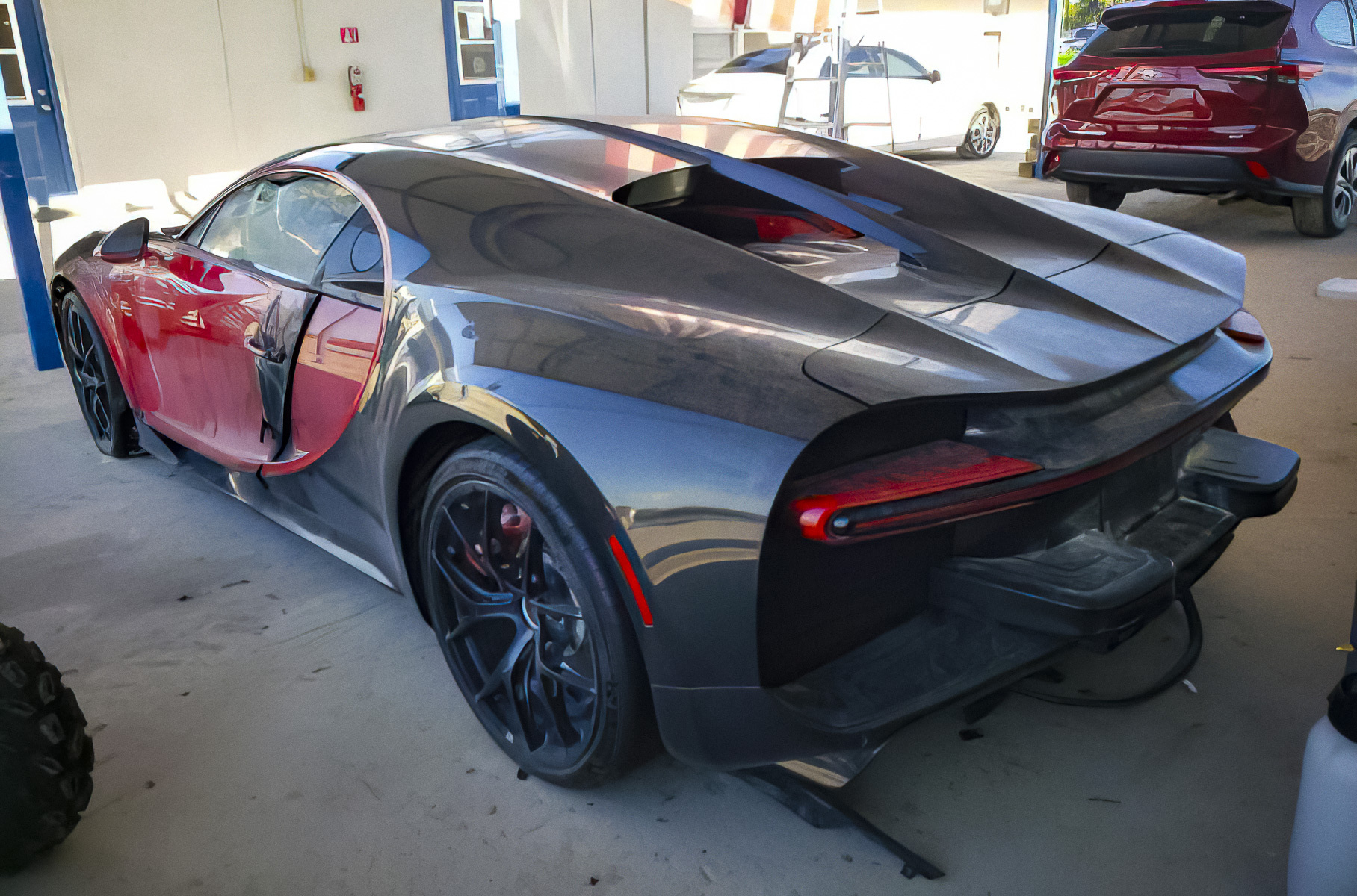 Сгоревший Bugatti Chiron продают за 25 миллионов рублей