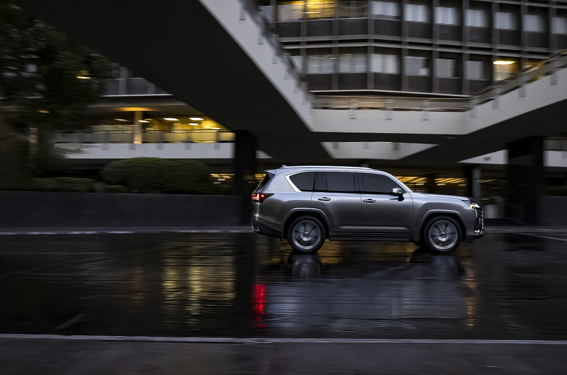 Land Cruiser 300 в смокинге: все, что нужно знать о новом поколении Lexus LX