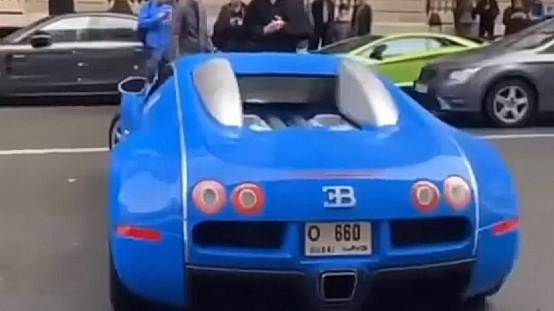 Видео: Bugatti Veyron врезается в Lamborghini Aventador — Motor