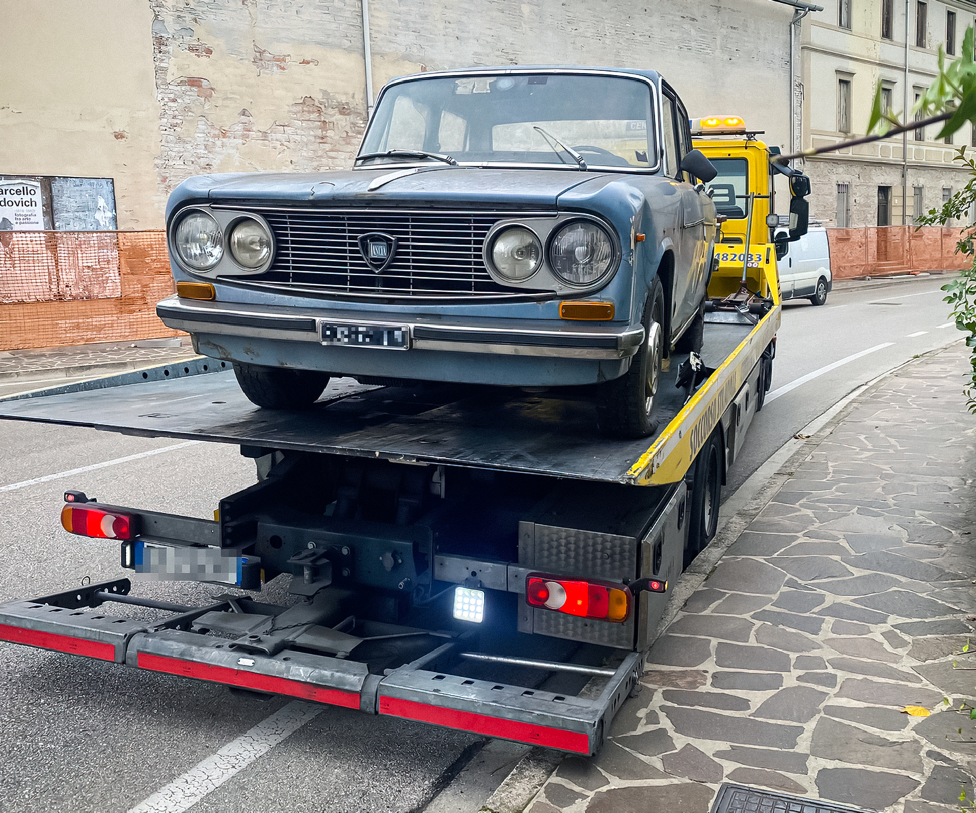 В Италии эвакуировали Lancia Fulvia, которая почти полвека стояла на одном  месте — Motor